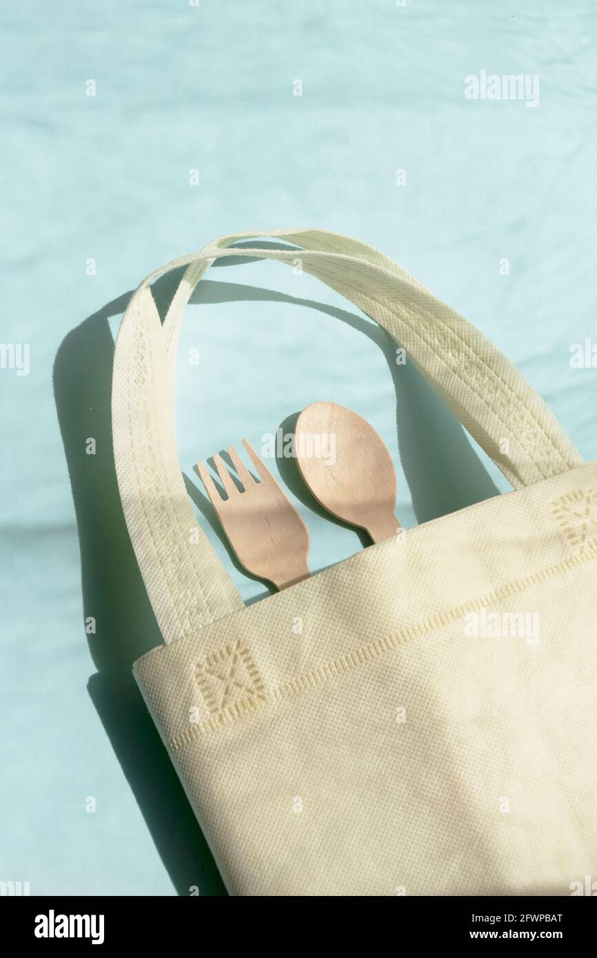 Umweltfreundliches Einweggeschirr aus natürlichen Materialien. Ökologie, Recycling, kein Kunststoff, Null-Abfall-Konzept Stockfoto