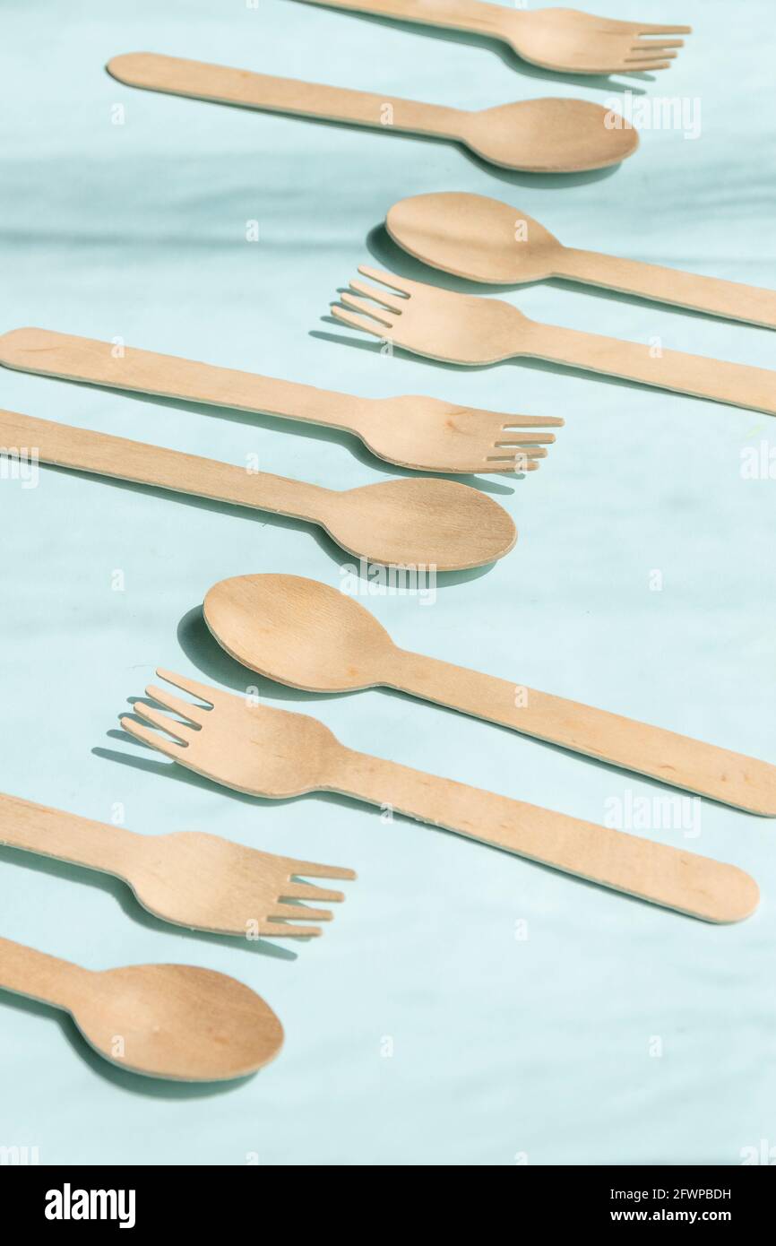 Umweltfreundliches Einweggeschirr aus natürlichen Materialien. Ökologie, Recycling, kein Kunststoff, Null-Abfall-Konzept Stockfoto