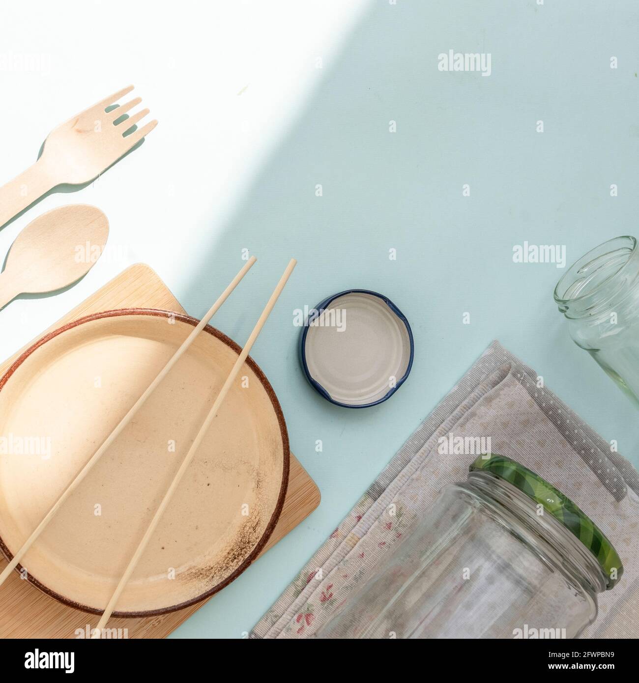 Umweltfreundliche wiederverwendbare Küchenutensilien. Ökologie, Recycling, kein Kunststoff, Null-Abfall-Konzept Stockfoto