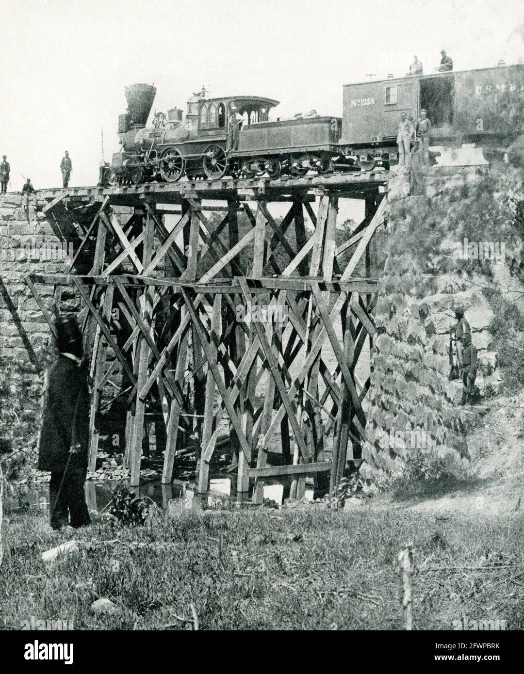 Problem durch Ingenieure gelöst. Es war ein langer Schritt von Caesars hölzernen Brücken zu den Schwierigkeiten, die das US-amerikanische Baukorps im Bürgerkrieg konfrontierten. Hier ist ein Beispiel für seine Arbeit. Immer wieder, zwischen 1862 und 63, wurden die Brücken auf der Strecke der Orange & Alexandria Railroad von beiden Seiten im Voraus und auf dem Rückzug zerstört. Es blieb den Armeeingenieuren, sie zu rekonstruieren. Es war eine Arbeit, die Geduld und unaufhörliche Aktivität für Geschwindigkeit erforderte, war von größter Bedeutung. Diese Strukturen, in der Lage, die Durchfahrt von schweren Eisenbahnzügen zu unterstützen und in wenigen Stunden gebaut wir Stockfoto