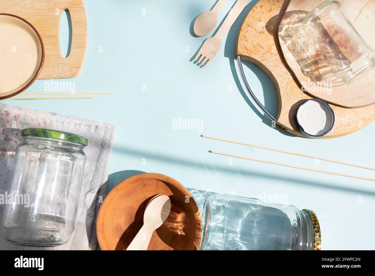 Umweltfreundliche wiederverwendbare Küchenutensilien. Ökologie, Recycling, kein Kunststoff, Null-Abfall-Konzept Stockfoto