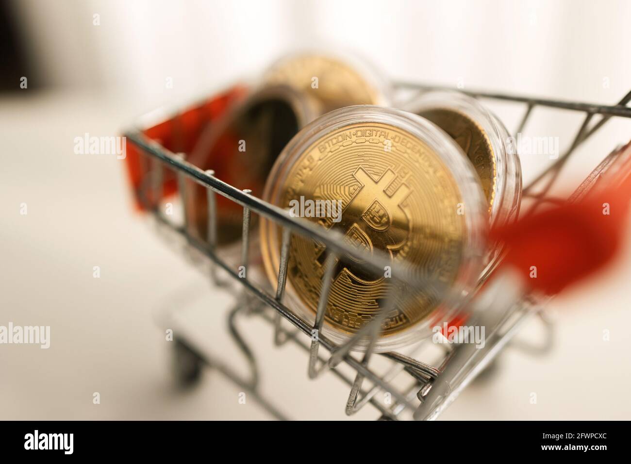 Bitcoin inside Trolley cart - Kryptowährung und Digital Asset Konzept Stockfoto