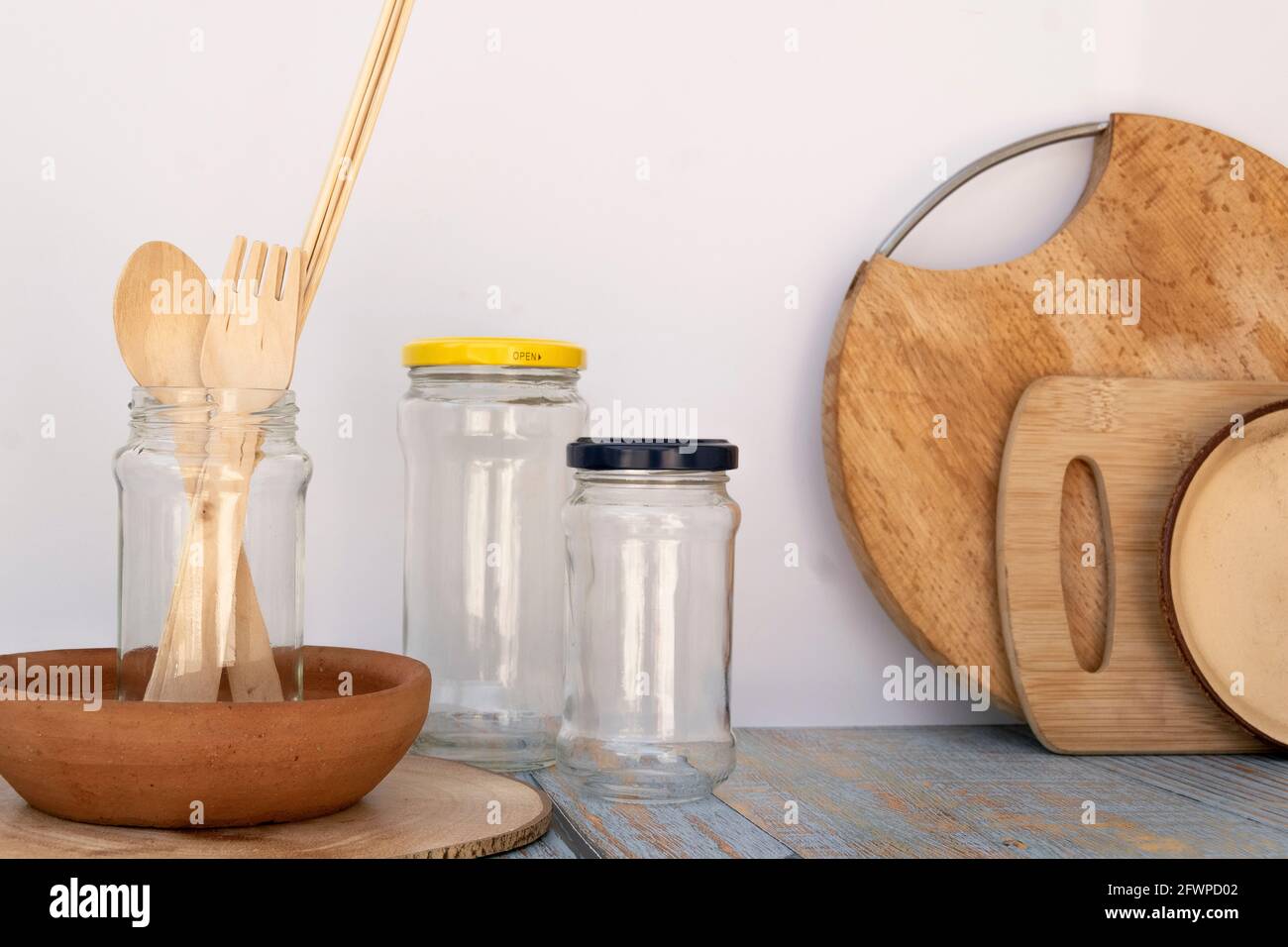 Umweltfreundliche wiederverwendbare Küchenutensilien. Ökologie, Recycling, kein Kunststoff, Null-Abfall-Konzept Stockfoto