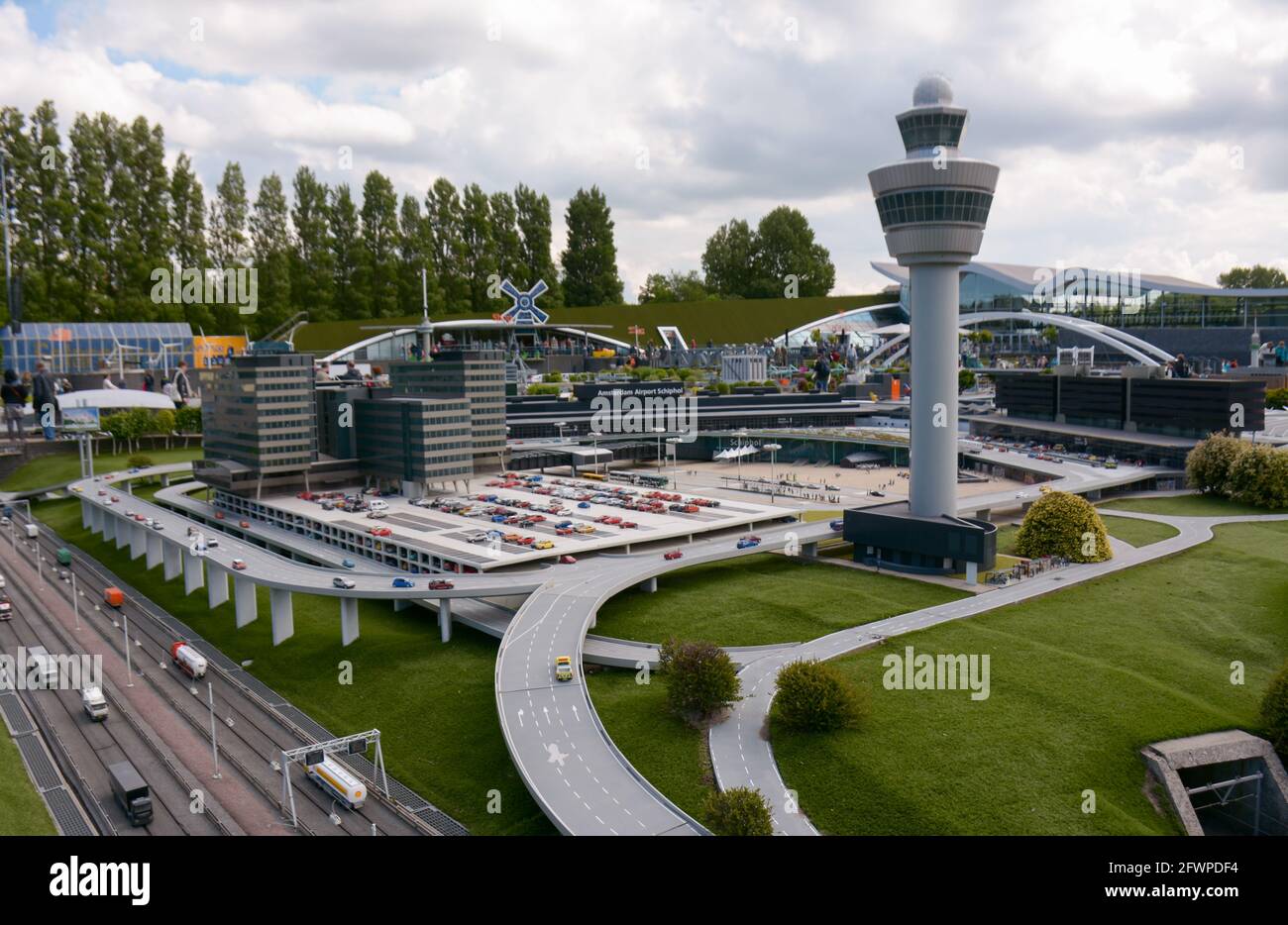 Den Haag, Niederlande - 20. Mai 2017: Miniaturdarstellung des Parkplatzes und des Terminalgebäudes des Amsterdamer Flughafens Schiphol in Madurodam Stockfoto