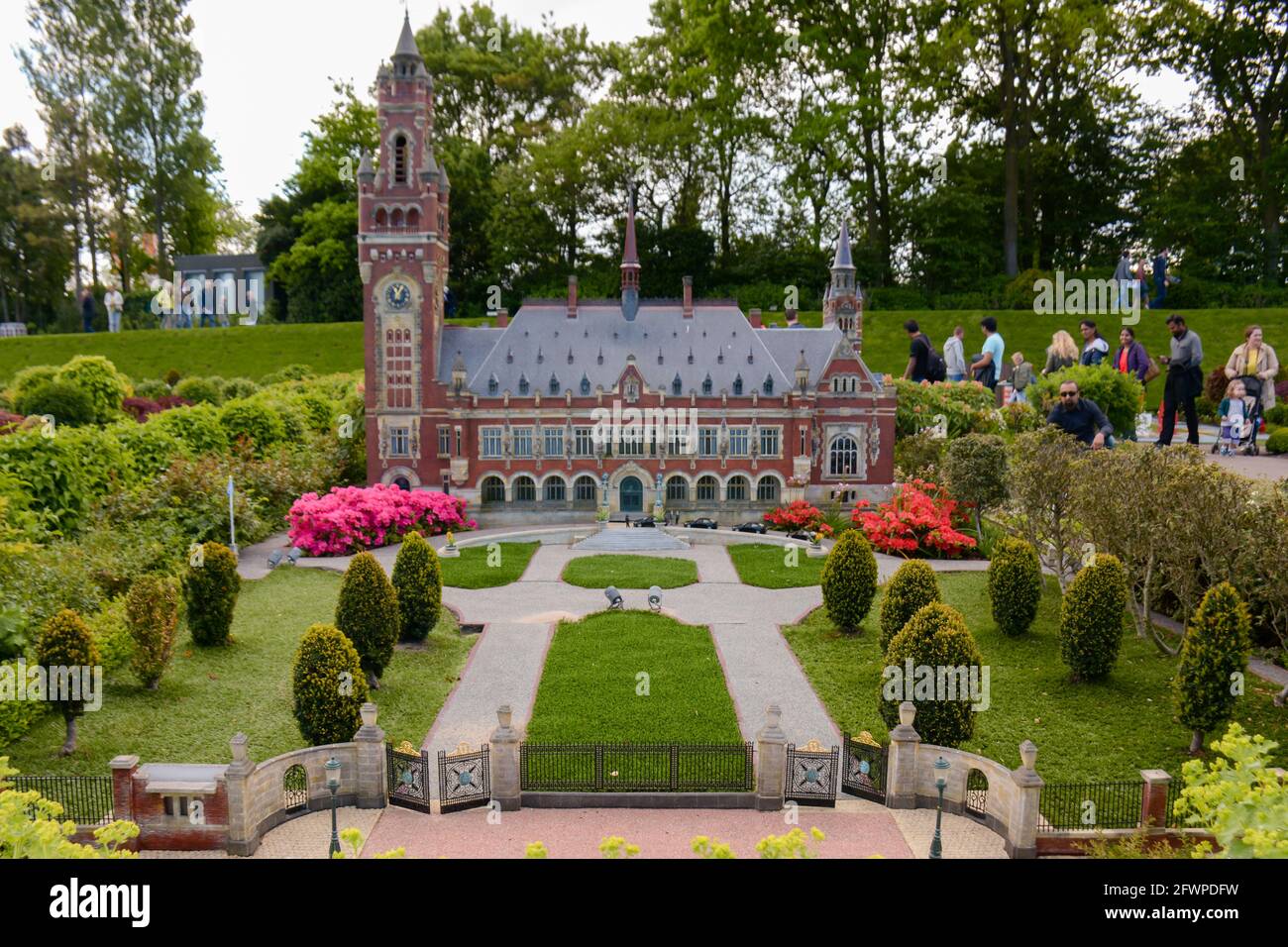 Den Haag, Niederlande - 20. Mai 2017: Touristen bewundern die Schönheit dieser Miniaturbauten, die die berühmten lebensgroßen Wahrzeichen von Th darstellen Stockfoto