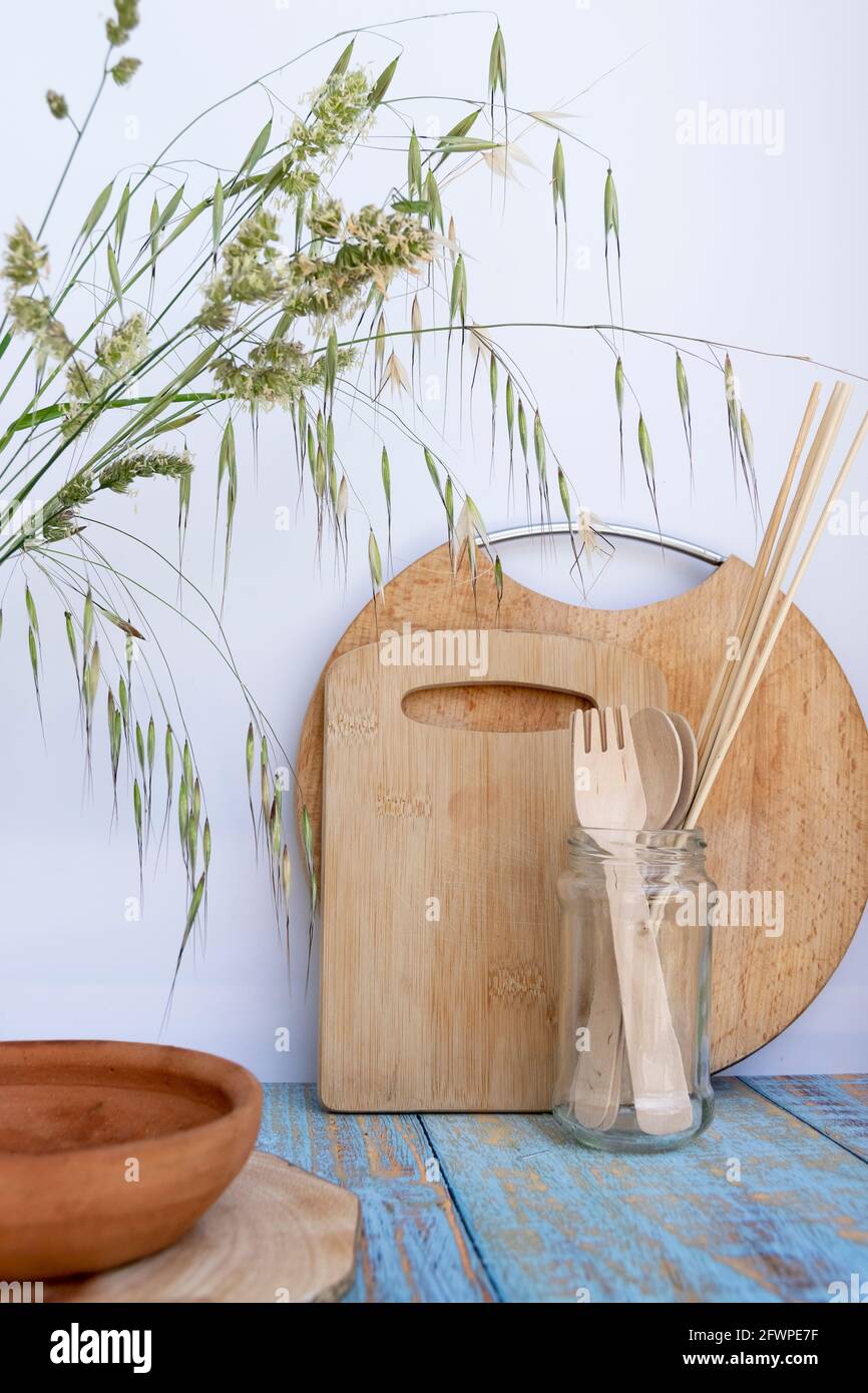 Umweltfreundliche wiederverwendbare Küchenutensilien. Ökologie, Recycling, kein Kunststoff, Null-Abfall-Konzept Stockfoto