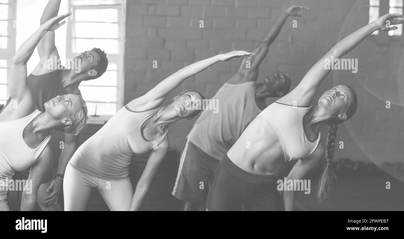 Zusammensetzung der Gruppe von Männern Frauen Stretching Training in Fitness Klasse in Schwarz und Weiß Stockfoto