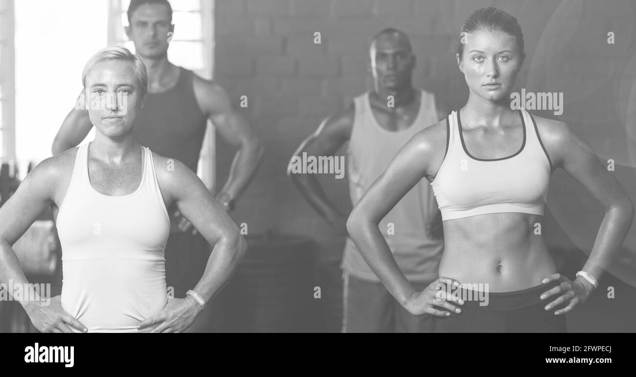 Zusammensetzung der Männer und Frauen trainieren in Fitness-Klasse in Schwarz und Weiß Stockfoto
