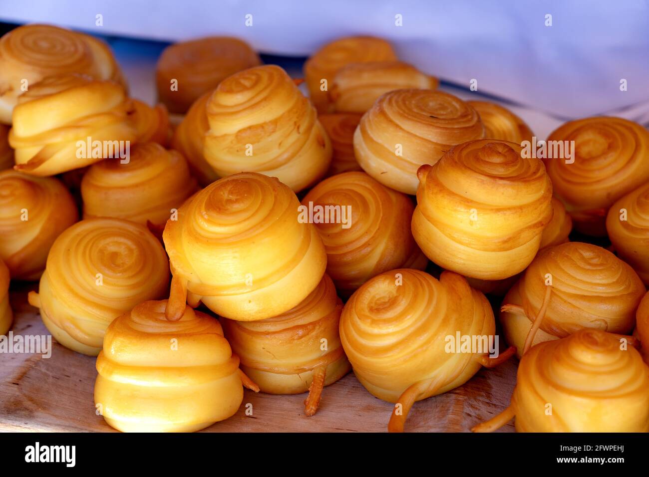 Traditioneller slowakischer geräucherter Rollkäse, der auf einer ungarischen Landwirtschaftsmesse in Kaptalantoti als Klammern bezeichnet wird. Stockfoto