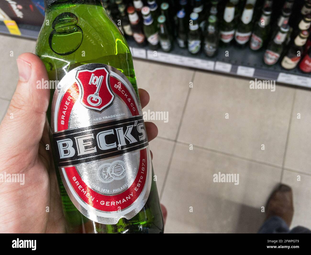 Bild einer Flasche Bier mit dem Logo von Beck's Beer, zum Verkauf in Belgrad, Serbien. Beck's ist ein leichtes Bier und eine Brauerei in der deutschen Stadt Br Stockfoto