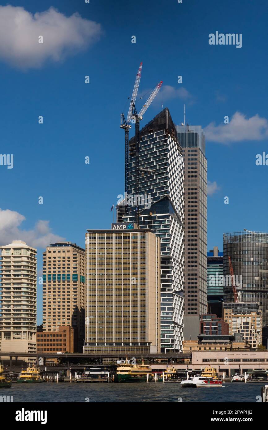 Blick auf AMP Sydney Cove Building Circular Quay, wenn Sie mit der Fähre von Rose Bay, Sydney, Australien, ankommen. Umgeben von Wolkenkratzer. Stockfoto