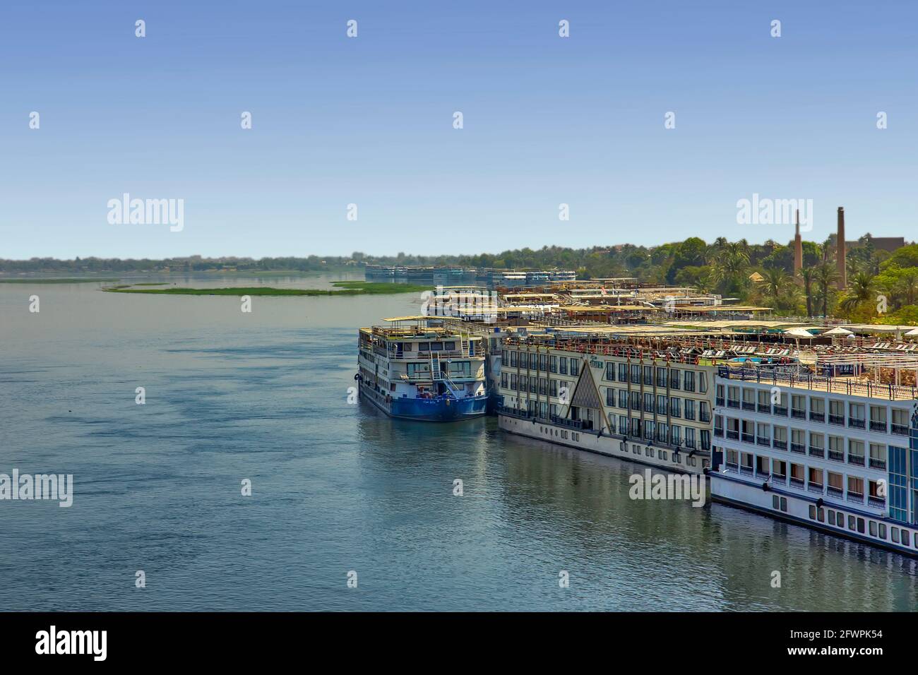Große Boote auf dem Nil in Ägypten Stockfoto