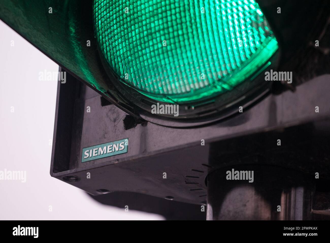 Bild einer Ampel mit einem Logo von Siemens in Belgrad, Serbien. Die Siemens AG ist ein deutsches multinationales Konglomerat mit Sitz in Muni Stockfoto
