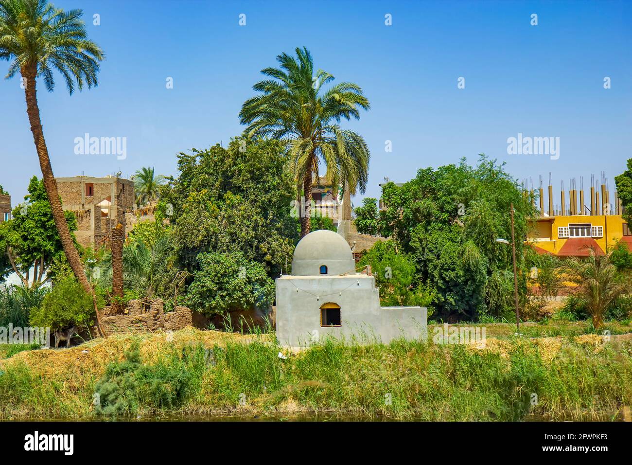 Schlechte Gebäude am Nil-Kanal in der Nähe von Qena, Ägypten Stockfoto