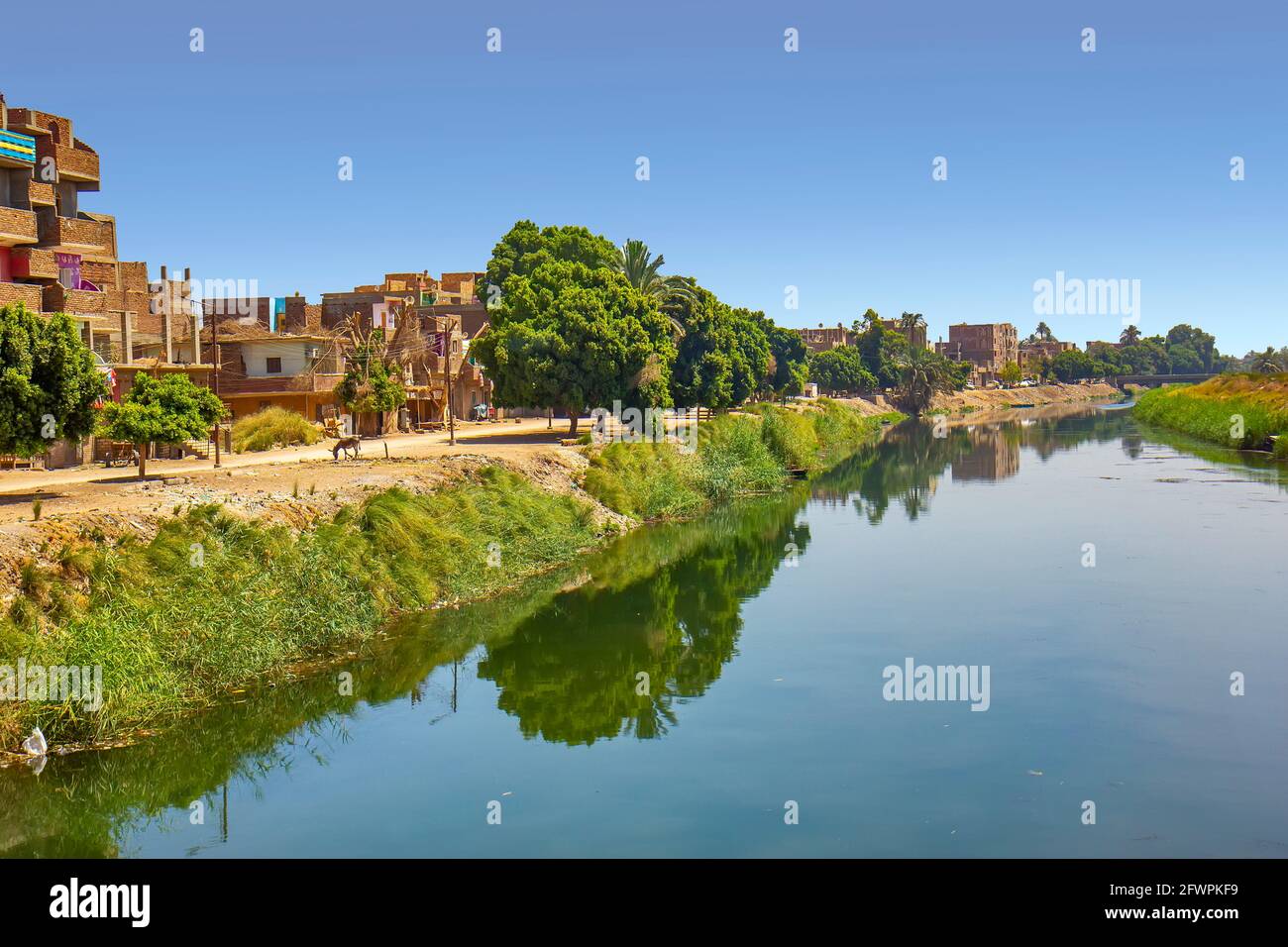 Schlechte Gebäude am Nil-Kanal in der Nähe von Qena, Ägypten Stockfoto