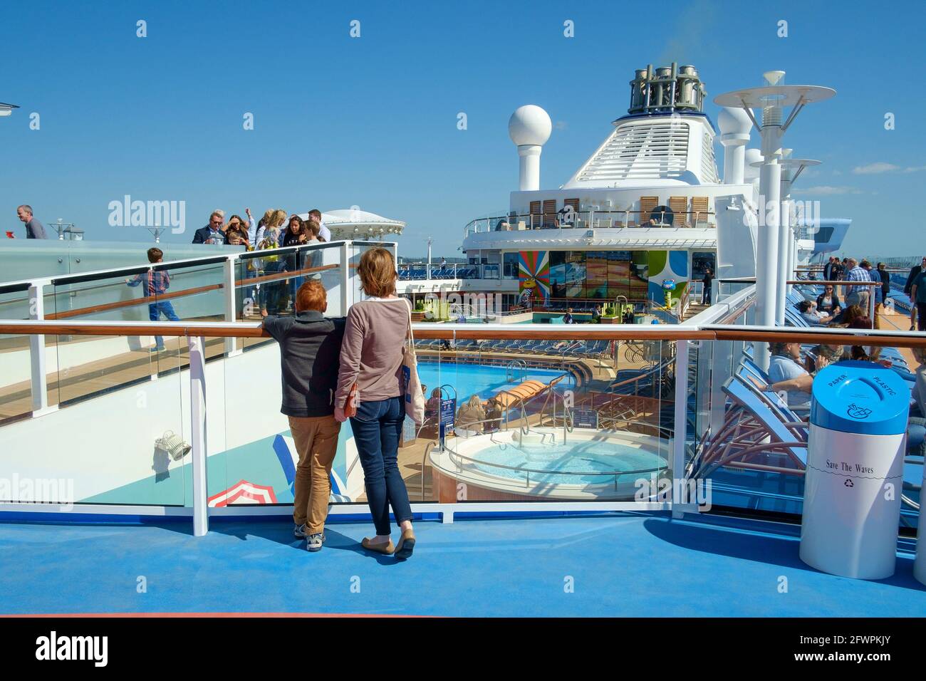 Blick auf die Sky Bar über dem Außenpool Das Kreuzfahrtschiff Anthem of the Sea von Royal Caribbean Stockfoto