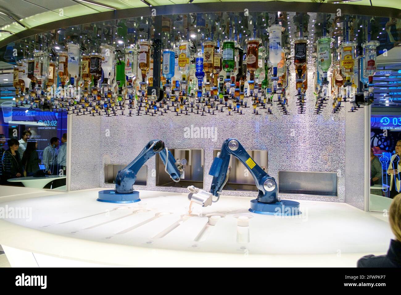 Die Bionic Bar an Bord des Royal Caribbean-Schiffes Anthem of the Seas. Die Barkeeper von Robotic mischen und servieren den Gästen Cocktails. Stockfoto