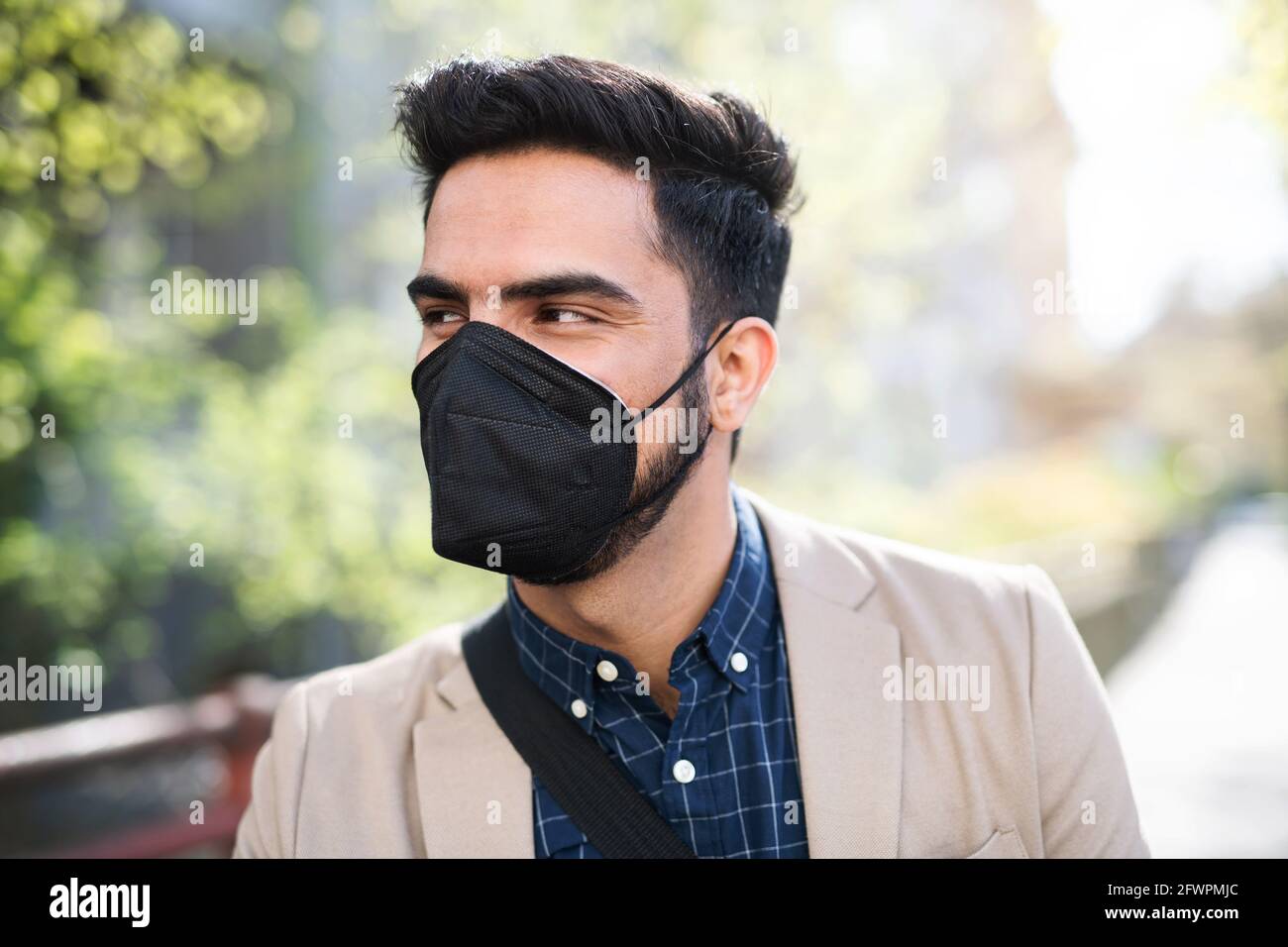 Porträt eines jungen Geschäftsmannes Pendler zu Fuß im Freien in der Stadt arbeiten, Coronavirus Konzept. Stockfoto