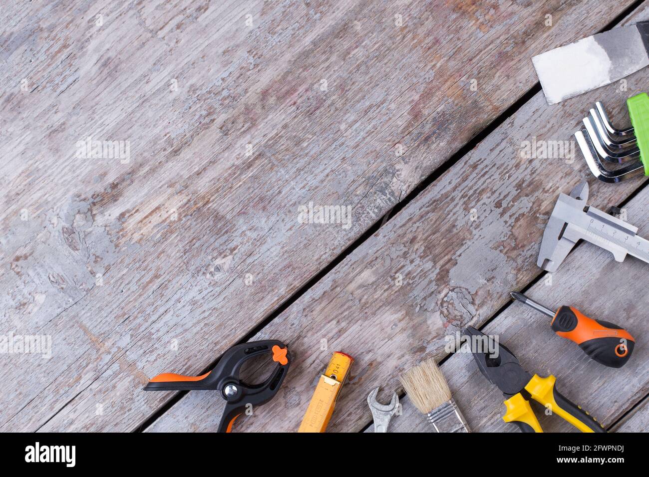 Flaches Tischlerwerkzeug auf Holzhintergrund. Stockfoto