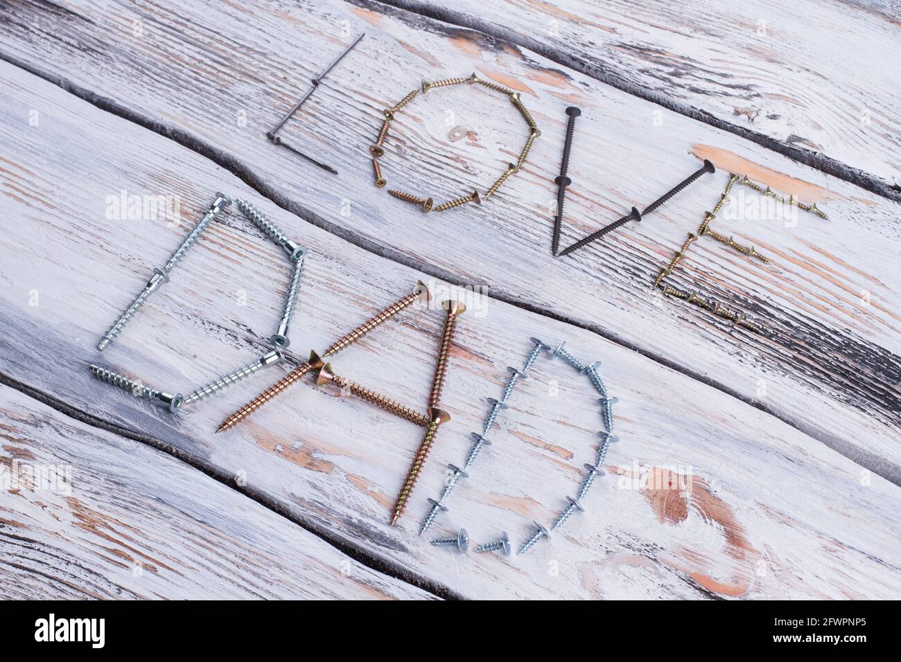 Text LOVE DAD auf Holzhintergrund. Stockfoto