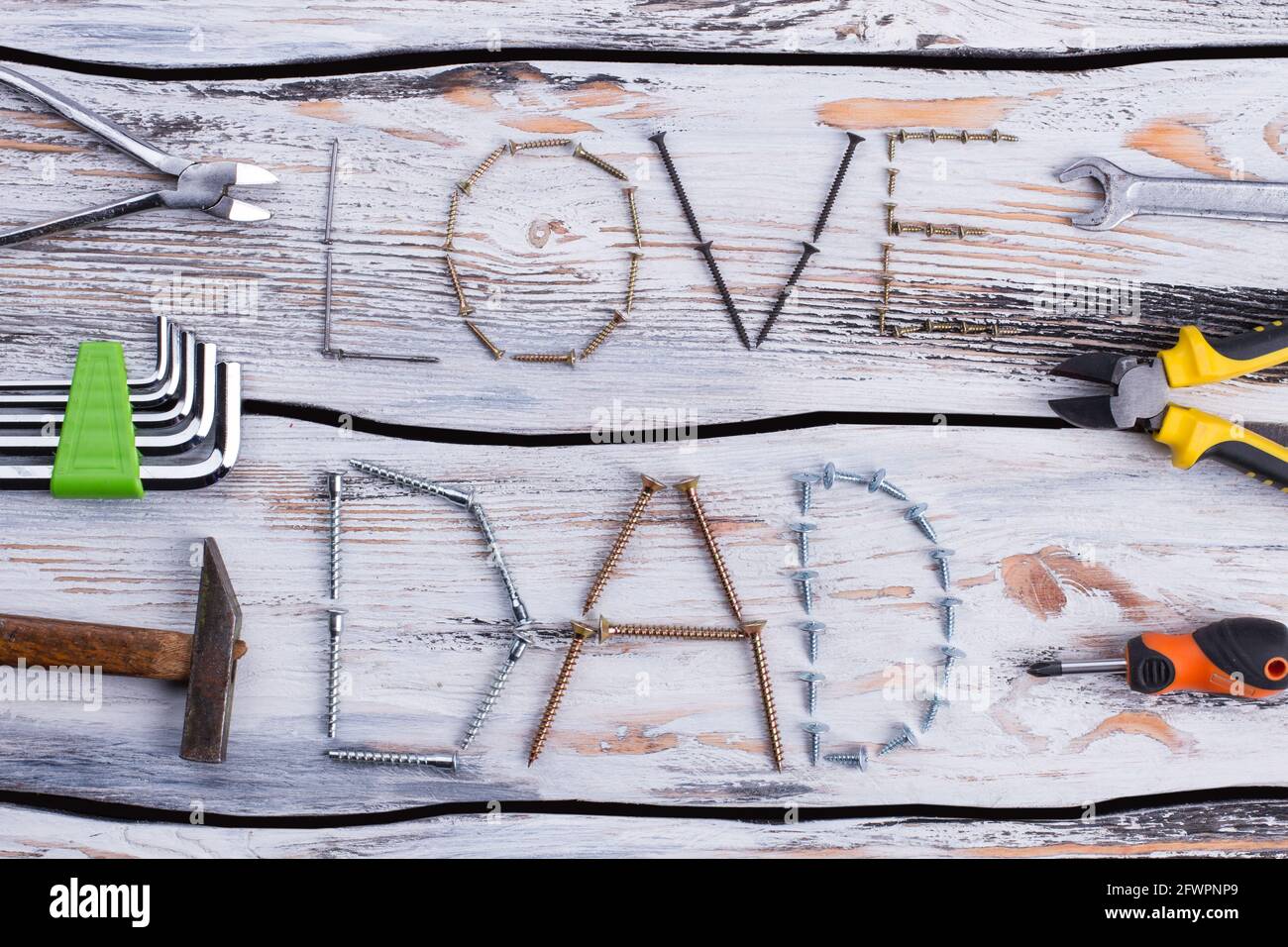 Inschrift LOVE DAD aus Metallschrauben und Nägeln. Stockfoto
