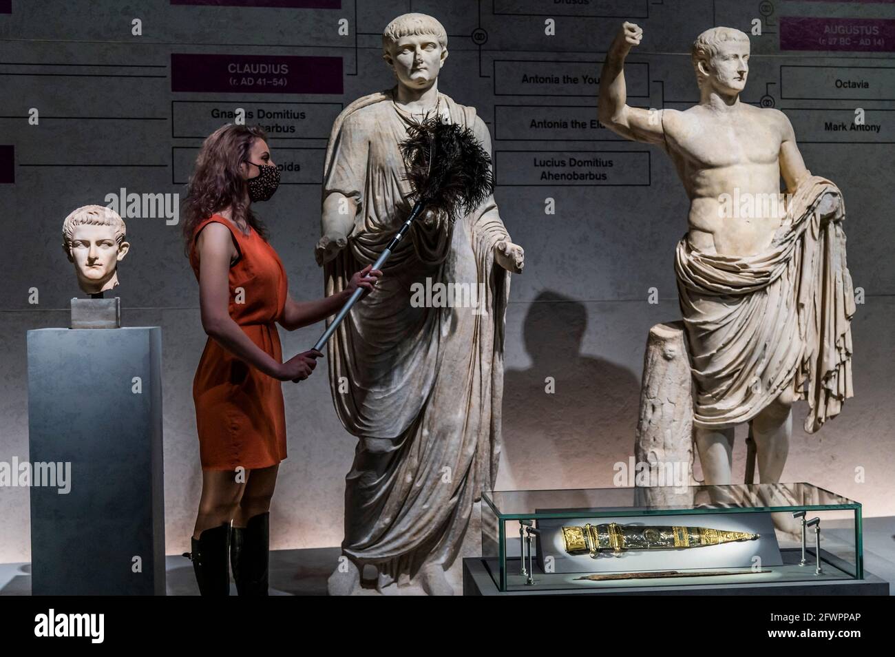 London, Großbritannien. 24 Mai 2021. Statuen der Julio-Claudianischen Familie von Augustus bis Nero - Nero: Der Mann hinter dem Mythos, eine neue Ausstellung im British Museum. Es untersucht die Geschichte des fünften römischen Kaiser auf der Grundlage neuer Forschungen und archäologischer Beweise und stellt die Berichte in Frage, die nach Neros Tod geschrieben wurden. Die Ausstellung zeigt mehr als 200 Objekte, die den Aufstieg des Imperators zur Macht dokumentierend und seine Handlungen während einer Zeit tiefer gesellschaftlicher Veränderungen untersuchen. Kredit: Guy Bell/Alamy Live Nachrichten Stockfoto