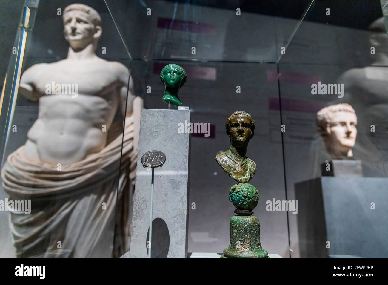 London, Großbritannien. 24 Mai 2021. Statuen der Julio-Claudianischen Familie von Augustus bis Nero - Nero: Der Mann hinter dem Mythos, eine neue Ausstellung im British Museum. Es untersucht die Geschichte des fünften römischen Kaiser auf der Grundlage neuer Forschungen und archäologischer Beweise und stellt die Berichte in Frage, die nach Neros Tod geschrieben wurden. Die Ausstellung zeigt mehr als 200 Objekte, die den Aufstieg des Imperators zur Macht dokumentierend und seine Handlungen während einer Zeit tiefer gesellschaftlicher Veränderungen untersuchen. Kredit: Guy Bell/Alamy Live Nachrichten Stockfoto