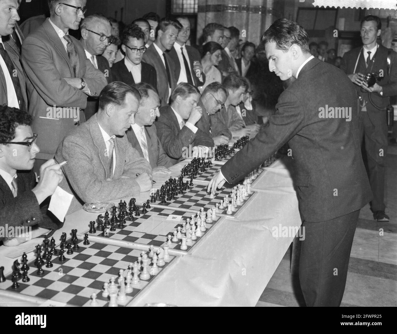 Sample simultane Schachséance an der Amsterdamer Börse, The Russian Tal during his simultaneous move, 17. Juni 1959, Niederlande, Foto der Presseagentur des 20. Jahrhunderts, Nachrichten zur Erinnerung, Dokumentarfilm, historische Fotografie 1945-1990, visuelle Geschichten, Menschliche Geschichte des zwanzigsten Jahrhunderts, Momente in der Zeit festzuhalten Stockfoto