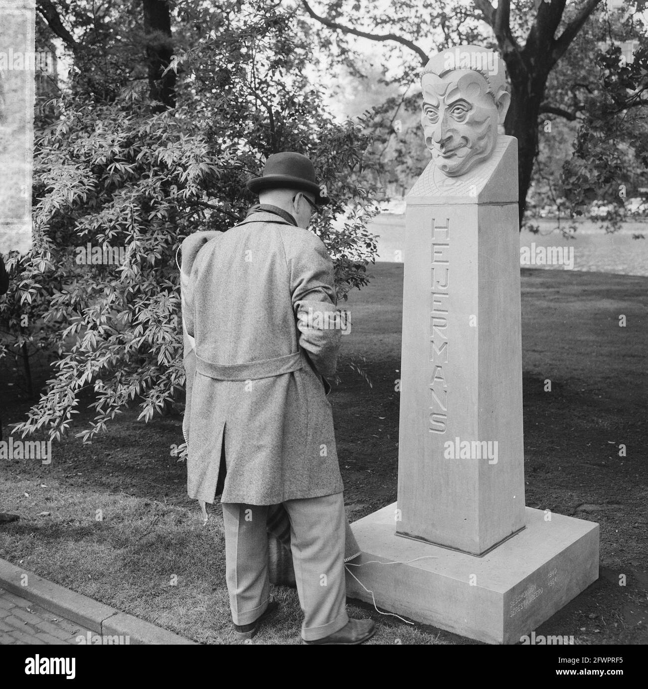 Denkmal Herman Heijermans am Leidse Bosje führte die Bildhauerin Hildo Krop die Enthüllung am 1. Juni 1964 durch, Bildhauer, Denkmäler, Enthüllungen, Niederlande, Foto der Presseagentur des 20. Jahrhunderts, Nachrichten zur Erinnerung, Dokumentarfilm, historische Fotografie 1945-1990, visuelle Geschichten, Menschliche Geschichte des zwanzigsten Jahrhunderts, Momente in der Zeit festzuhalten Stockfoto