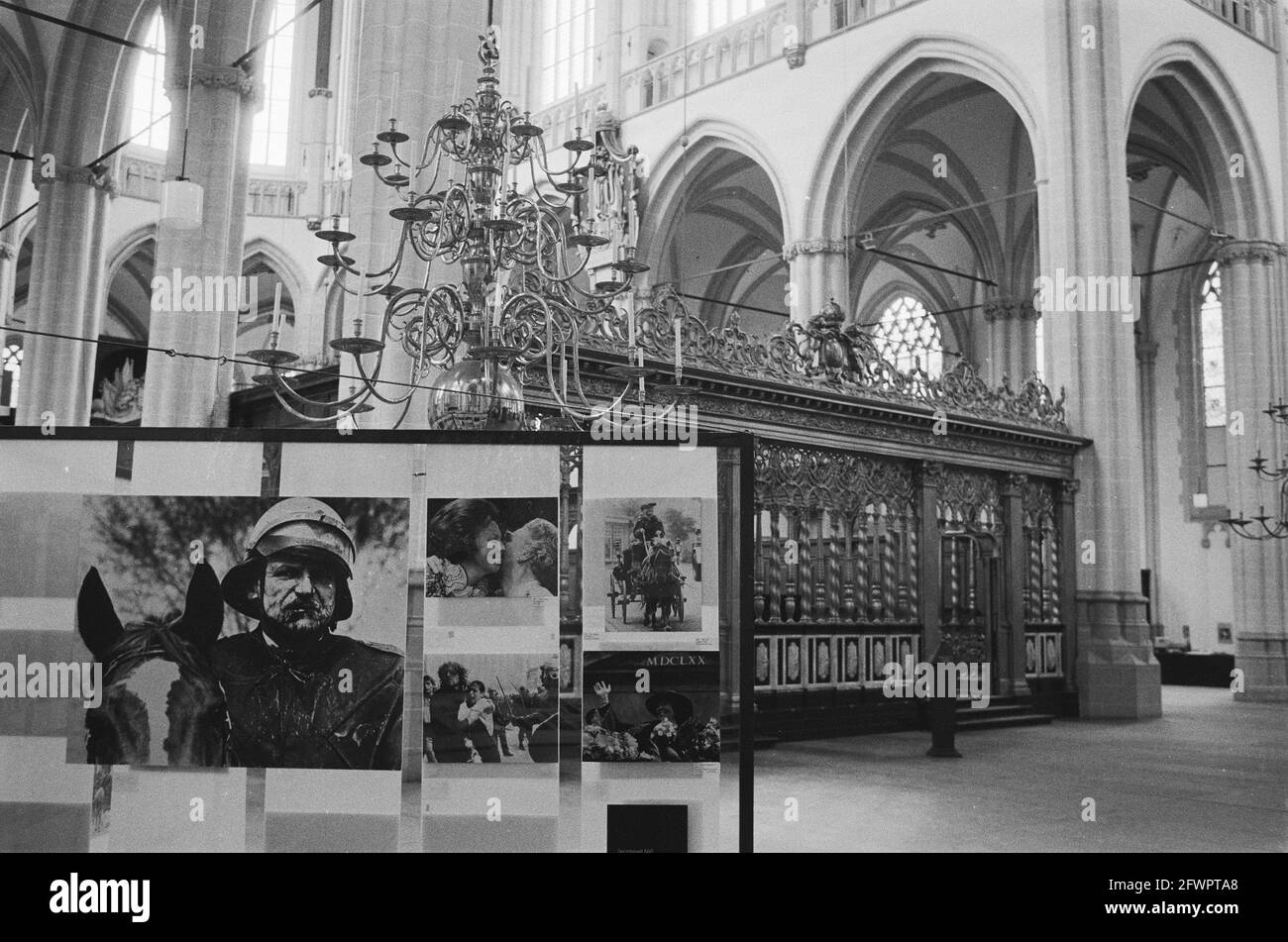 Morgen wird die Ausstellung Silver Camera 1980 in Nieuwe Kerk, Amsterdam, mehrere Fotos von der Einweihung und das Siegerfoto in Nieuwe Kerk, 1. Juli 1981, Einweihungen, Eröffnungen, Niederlande, Presseagentur des 20. Jahrhunderts, Foto, Nachrichten zum erinnern, Dokumentarfilm, historische Fotografie 1945-1990, visuelle Geschichten, Menschliche Geschichte des zwanzigsten Jahrhunderts, Momente in der Zeit festzuhalten Stockfoto