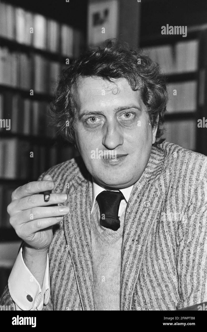 Porträt des Schriftstellers Gerrit Komrij mit Zigarre, 9. Februar 1981, Bücher, Kleidung, Männer, Porträts, Rauchen, Zigarren, Niederlande, Presseagentur des 20. Jahrhunderts, News to Remember, Dokumentarfilm, historische Fotografie 1945-1990, visuelle Geschichten, Menschliche Geschichte des zwanzigsten Jahrhunderts, Momente in der Zeit festzuhalten Stockfoto