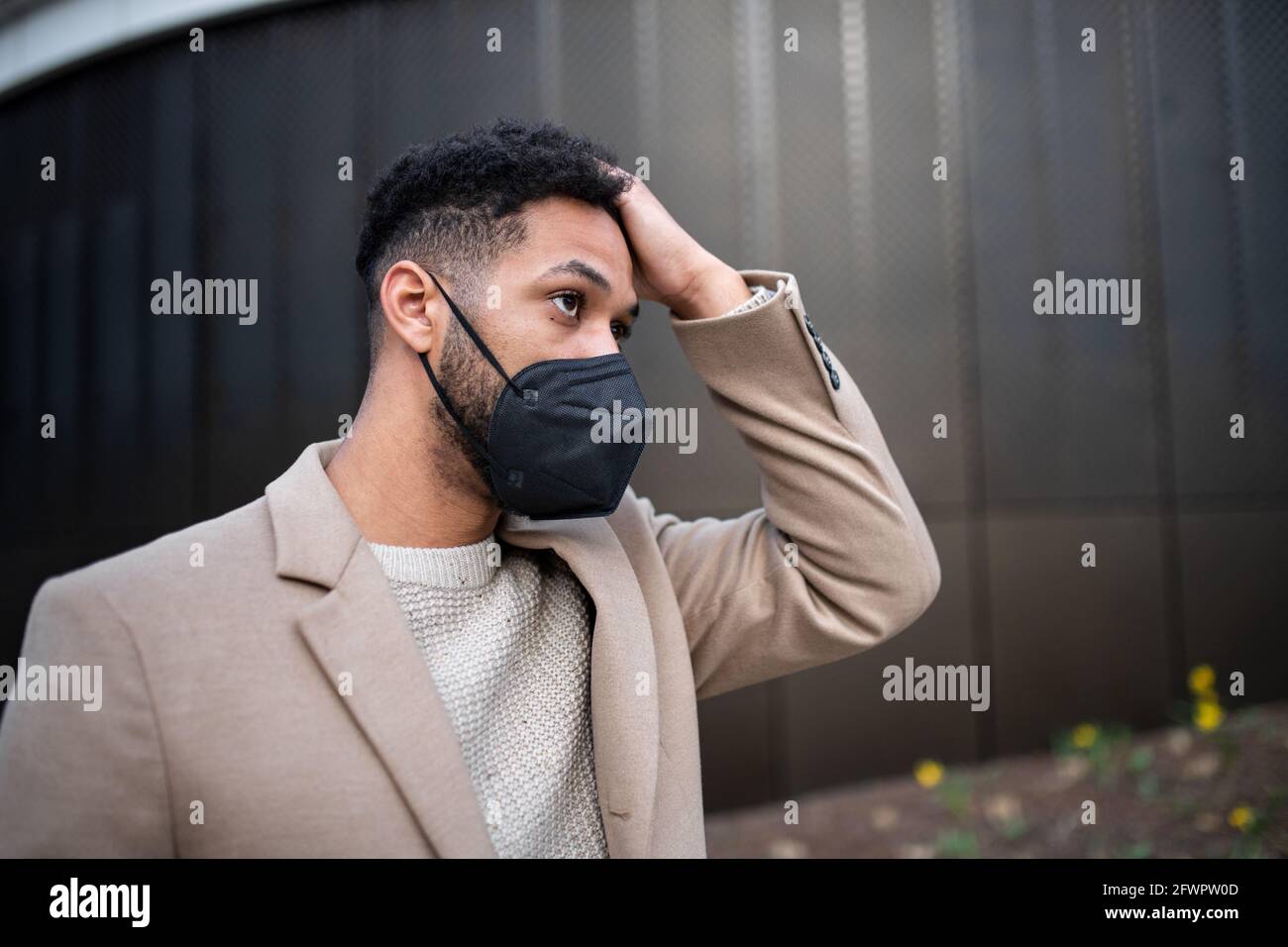 Porträt des Menschen auf dem Weg zur Arbeit im Freien in der Stadt, Coronavirus-Konzept. Stockfoto