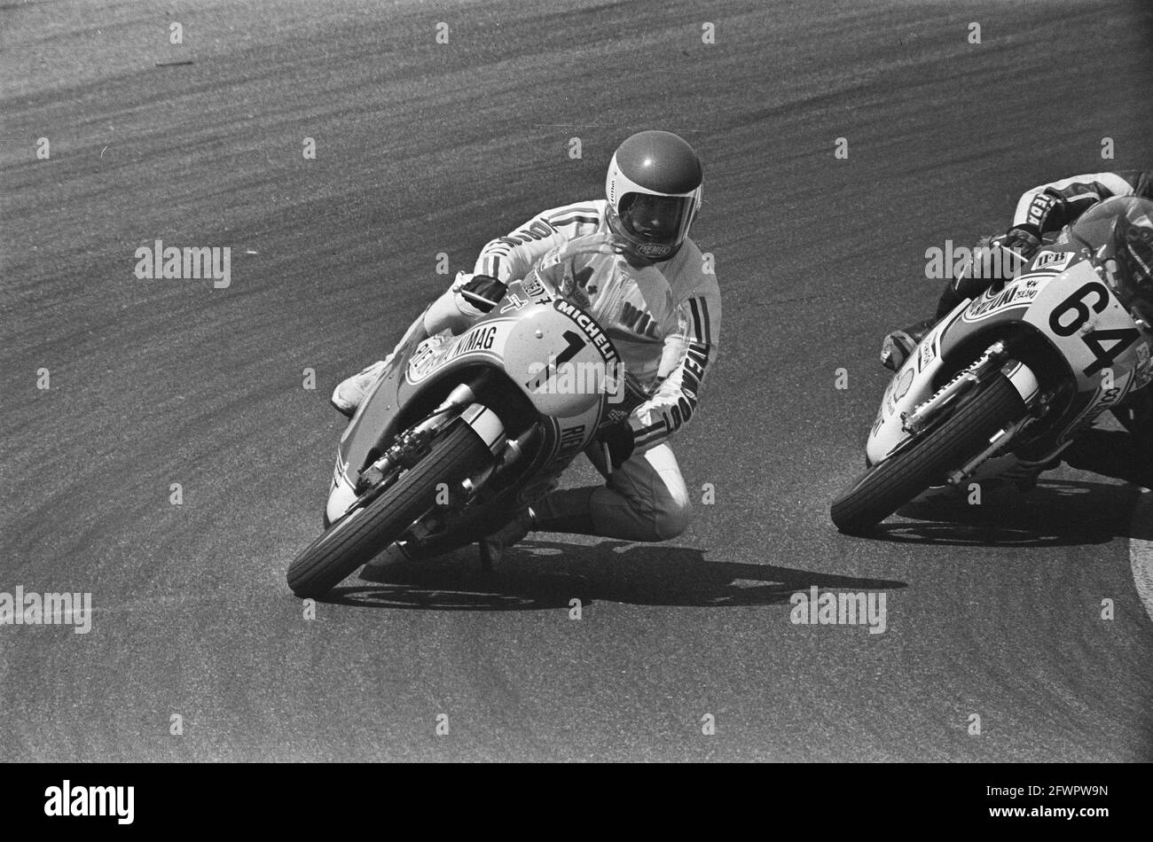 Motorsport in Zandvoort; Wil Hartog (1) vorne in der Formel Super Class, 10. Juli 1977, MOTORRACES, Niederlande, 20. Jahrhundert Presseagentur Foto, Nachrichten zu erinnern, Dokumentarfilm, historische Fotografie 1945-1990, visuelle Geschichten, Menschliche Geschichte des zwanzigsten Jahrhunderts, Momente in der Zeit festzuhalten Stockfoto