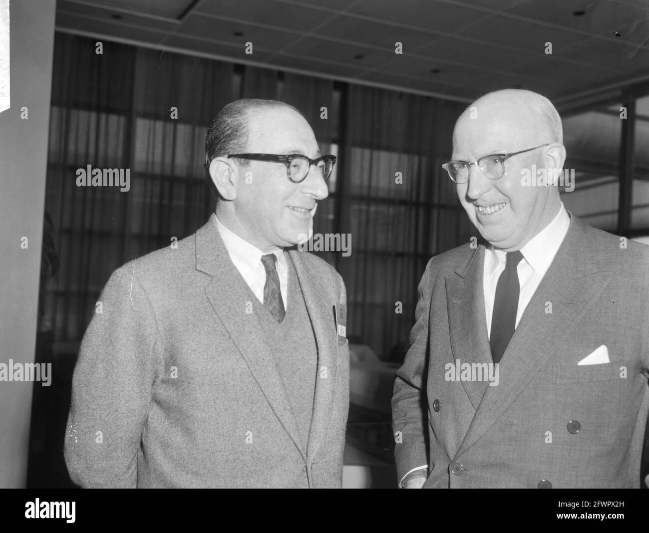 P. Lieftinck (Direktor der Weltbank) ging nach Karachi, verließ Herrn Alderweterd, Abfahrt am Flughafen Schiphol, 19. Februar 1964, Banken, Direktoren, Abfahrten, Niederlande, Foto der Presseagentur des 20. Jahrhunderts, zu erinnerende Nachrichten, Dokumentarfilm, historische Fotografie 1945-1990, visuelle Geschichten, Menschliche Geschichte des zwanzigsten Jahrhunderts, Momente in der Zeit festzuhalten Stockfoto