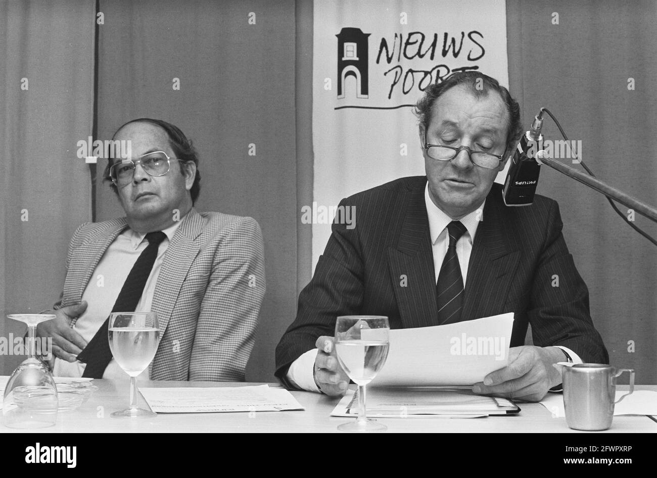 Herr J. A. Oosterhoff, Präsident KNOV, während der Präsentation der Ergebnisse der Panelbefragung Mittel- und Kleinunternehmen Herr J. A. Oosterhoff (r) während der, 9. September 1986, Pressekonferenzen, Ergebnisse, präsidenten, Niederlande, Presseagentur des 20. Jahrhunderts, Foto, Nachrichten zum erinnern, Dokumentarfilm, historische Fotografie 1945-1990, visuelle Geschichten, Menschliche Geschichte des zwanzigsten Jahrhunderts, Momente in der Zeit festzuhalten Stockfoto