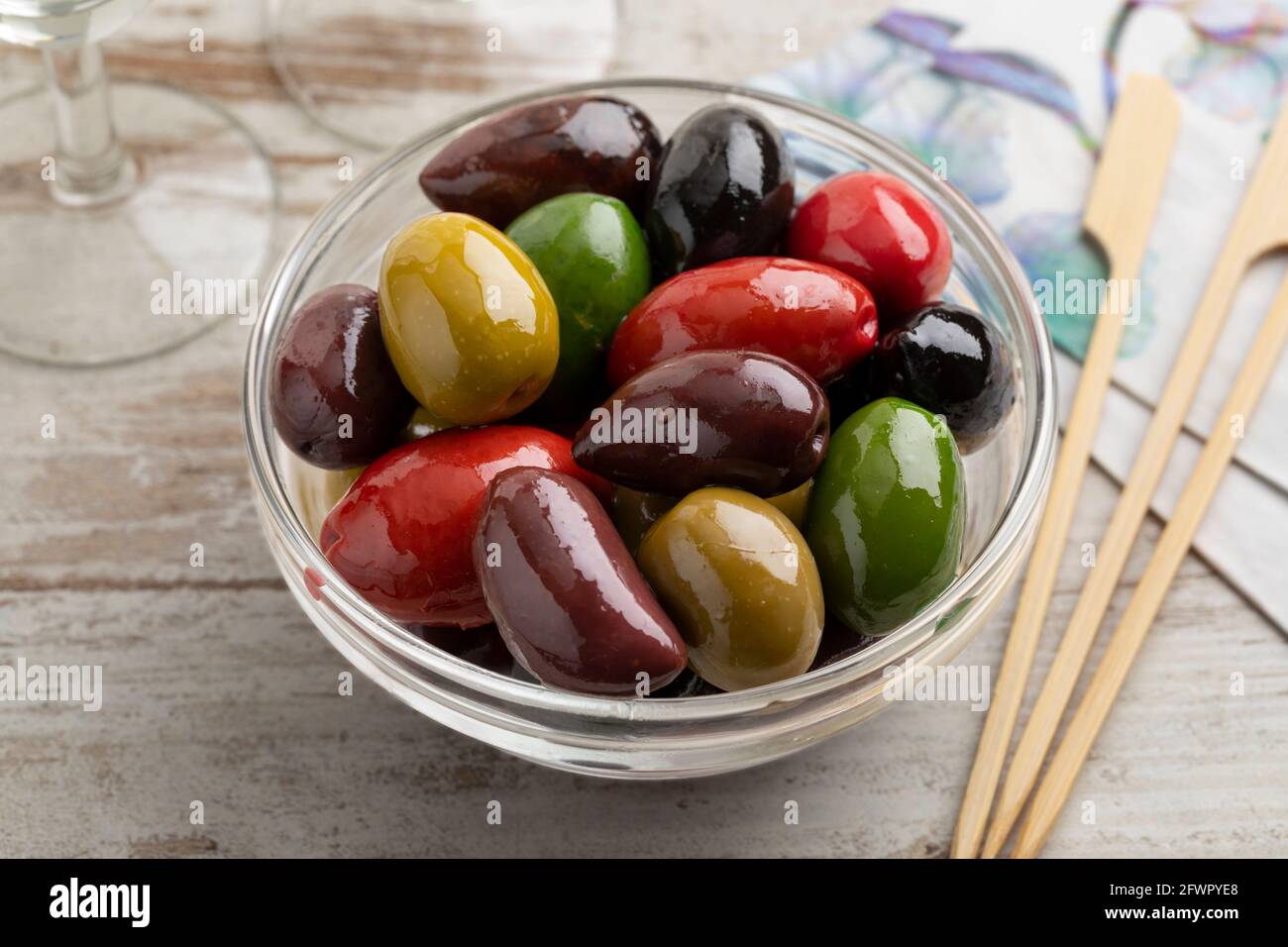 Glasschüssel mit einer Variation verschiedener Oliven aus nächster Nähe Für einen Snack Stockfoto