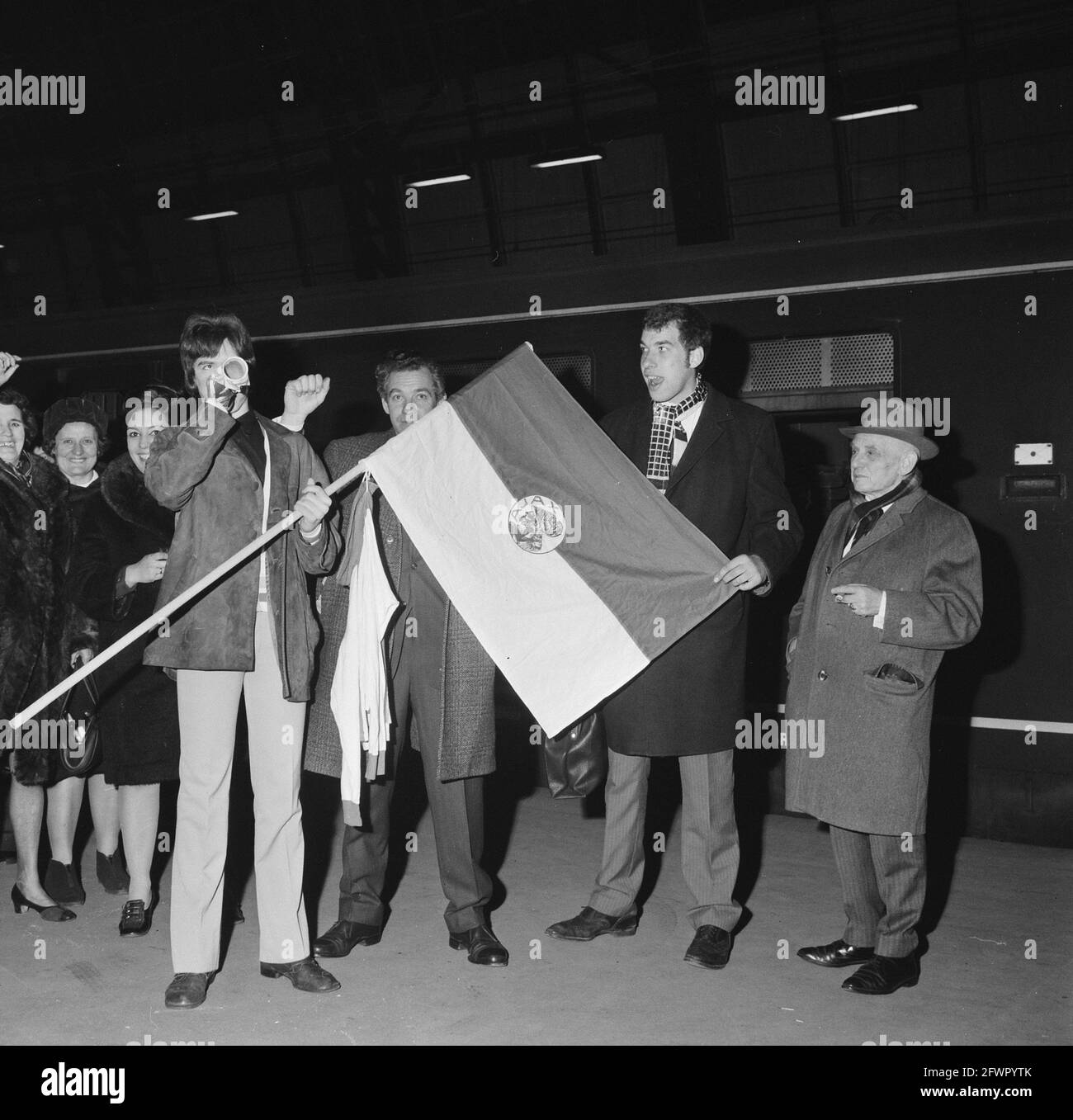 Ajax-Anhänger für Ajax gegen Benfica fahren mit dem Zug von Centraal Station, Amsterdam nach Paris, 4. März 1969, UNTERSTÜTZER, Stationen, Abfahrten, Niederlande, Foto der Presseagentur des 20. Jahrhunderts, zu erinnerende Nachrichten, Dokumentarfilm, historische Fotografie 1945-1990, visuelle Geschichten, Menschliche Geschichte des zwanzigsten Jahrhunderts, Momente in der Zeit festzuhalten Stockfoto