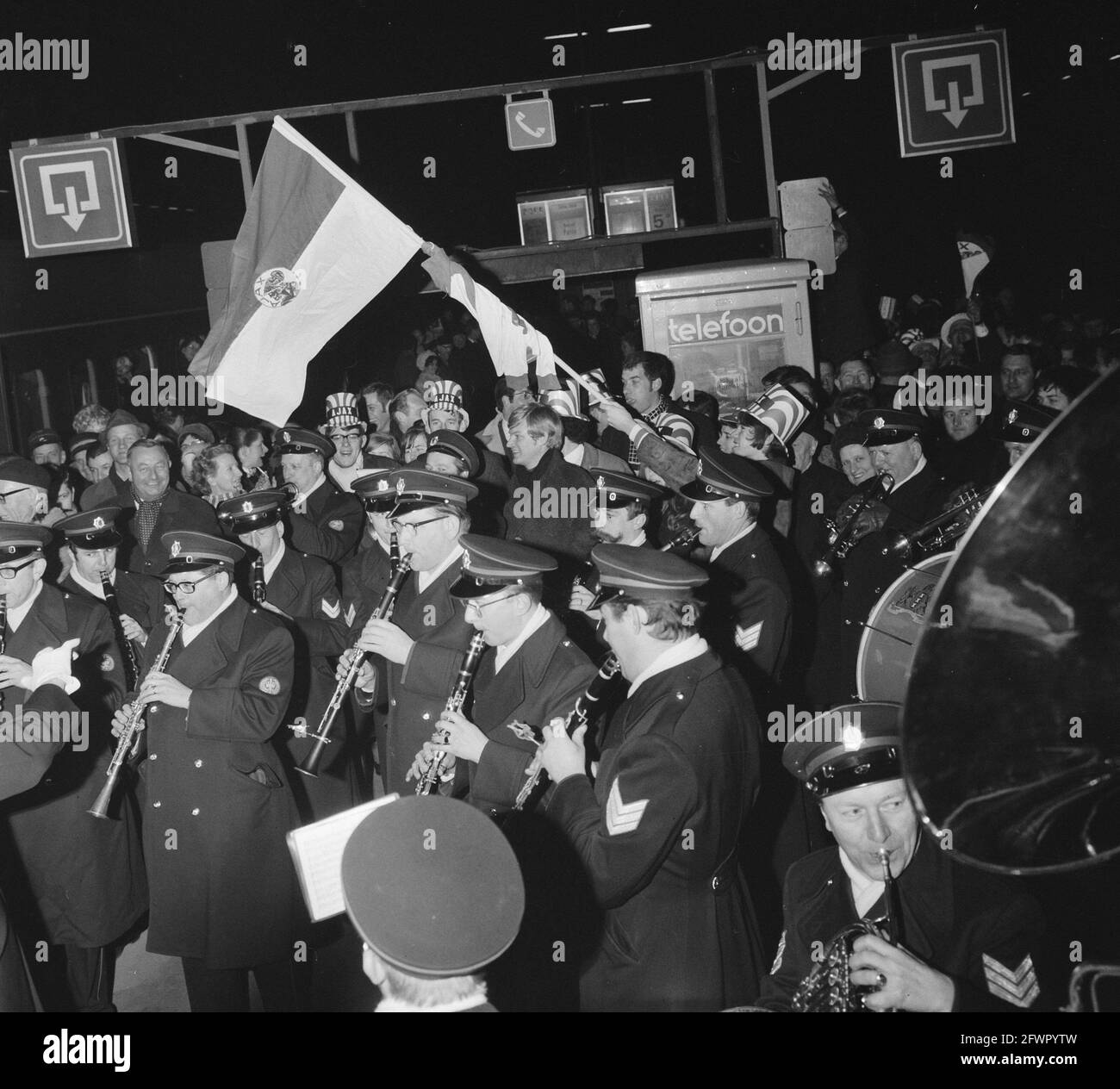 Ajax-Anhänger für Ajax gegen Benfica fahren mit dem Zug von Centraal Station, Amsterdam nach Paris, 4. März 1969, UNTERSTÜTZER, DEPART, Niederlande, Foto der Presseagentur des 20. Jahrhunderts, zu erinnerende Nachrichten, Dokumentarfilm, historische Fotografie 1945-1990, visuelle Geschichten, Menschliche Geschichte des zwanzigsten Jahrhunderts, Momente in der Zeit festzuhalten Stockfoto