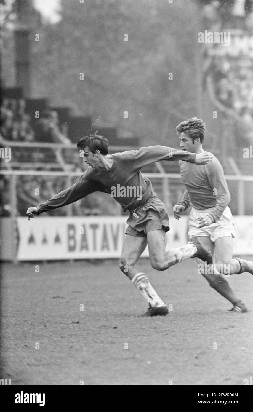 Ajax-Volendam 2-0 Nr. 27, 28, 30: Cruijff in Aktion, 6. Oktober 1968, Sport, Fußball, Niederlande, 20. Jahrhundert Presseagentur Foto, Nachrichten zu erinnern, Dokumentarfilm, historische Fotografie 1945-1990, visuelle Geschichten, Menschliche Geschichte des zwanzigsten Jahrhunderts, Momente in der Zeit festzuhalten Stockfoto