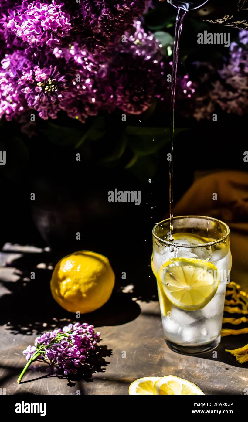 Erfrischendes lilafarbfarbenes Getränk. Die Vorderseite des Getränks im Fokus. Stockfoto