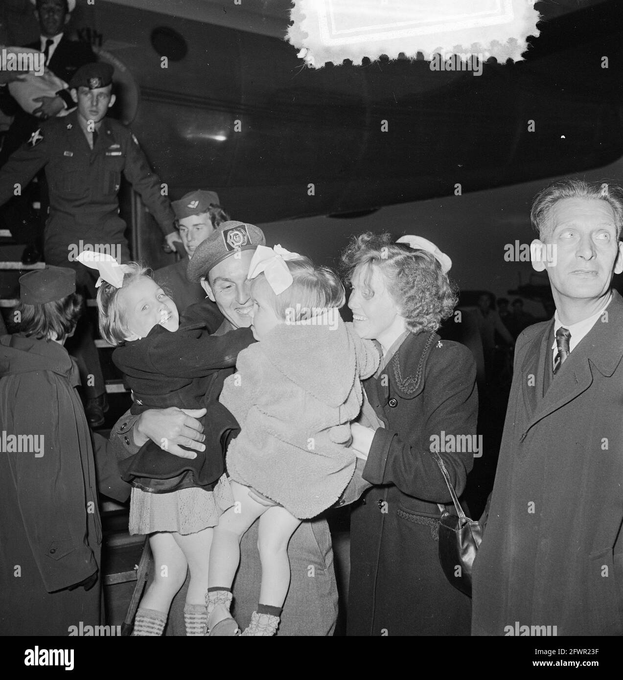 Nach einer 27-monatigen Gefangenschaft in Korea kommt Arie Bever in Schiphol an, wo ihn seine Frau und zwei Töchter begrüßen, 7. Mai 1953, Militär, Flughäfen, Niederlande, Presseagentur des 20. Jahrhunderts, Foto, Nachrichten zum erinnern, Dokumentarfilm, historische Fotografie 1945-1990, visuelle Geschichten, Menschliche Geschichte des zwanzigsten Jahrhunderts, Momente in der Zeit festzuhalten Stockfoto