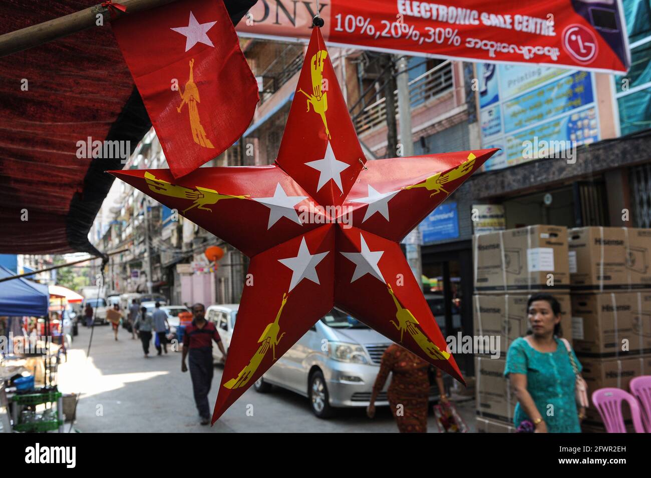 31.10.2015, Yangon, Myanmar, Asien - in einem Geschäft hängt ein roter Stern aus Pappe mit dem Logo der NLD-Partei (National League for Democracy). Stockfoto
