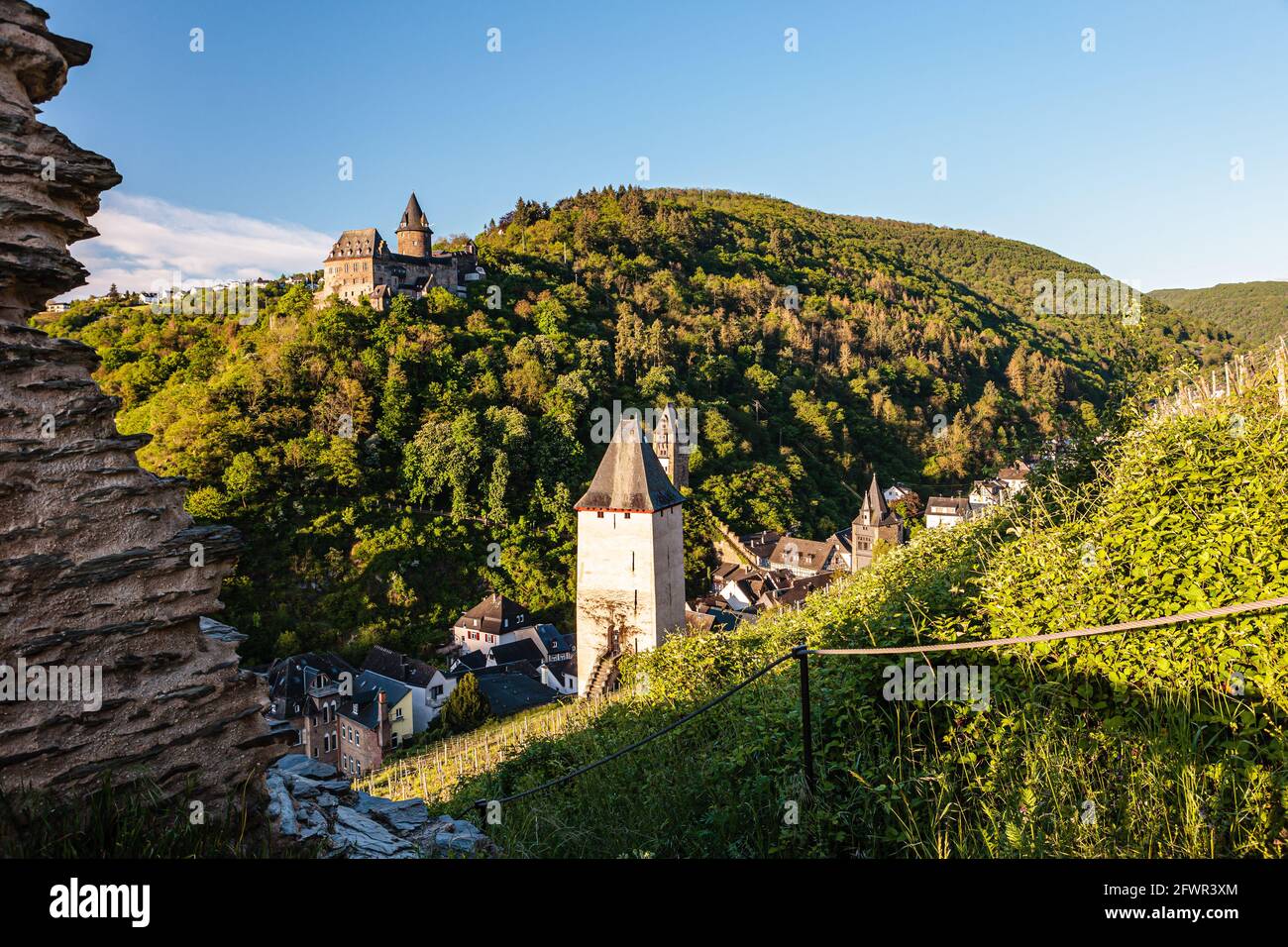 Schloss Stahleck und historische Stadtmauer bei Sonnenaufgang, Bacharach, rheintal, Deutschland, Europa Stockfoto