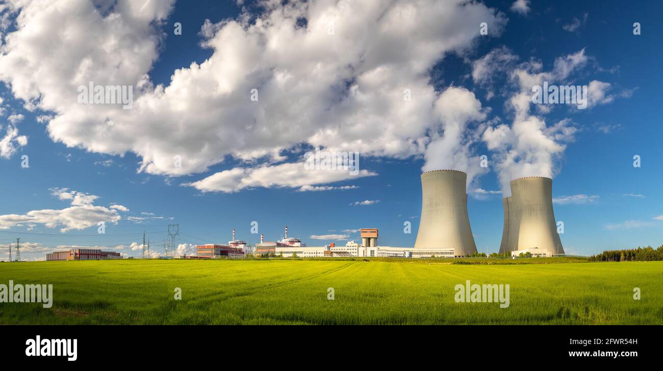 Kernkraftwerk Temelin, Kühltürme mit weißem Wasserdampf in der Landschaft, Tschechische republik Stockfoto