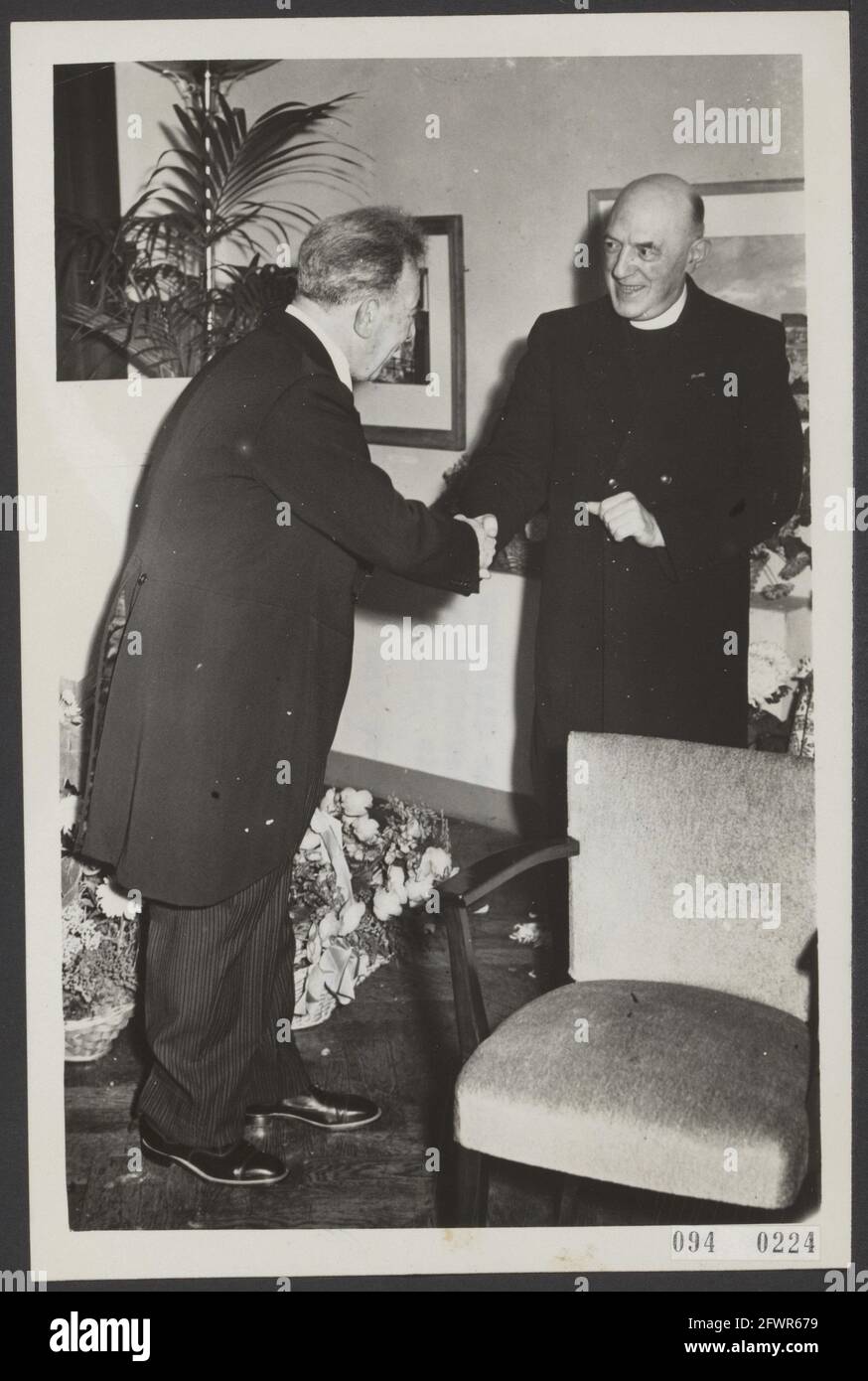 Albert van Raalte 40 Jahre Dirigieren. Empfang im ICC-Vondelpark Pavilion. Prof. Dr. J.B. Kors Präsident der Niederländischen Rundfunkunion gratuliert, 31. Oktober 1950, Dirigenten, Jubiläen, Empfänge, Präsidenten, Niederlande, Foto der Presseagentur des 20. Jahrhunderts, zu erinnerende Nachrichten, Dokumentation, historische Fotografie 1945-1990, visuelle Geschichten, Menschliche Geschichte des zwanzigsten Jahrhunderts, Momente in der Zeit festzuhalten Stockfoto