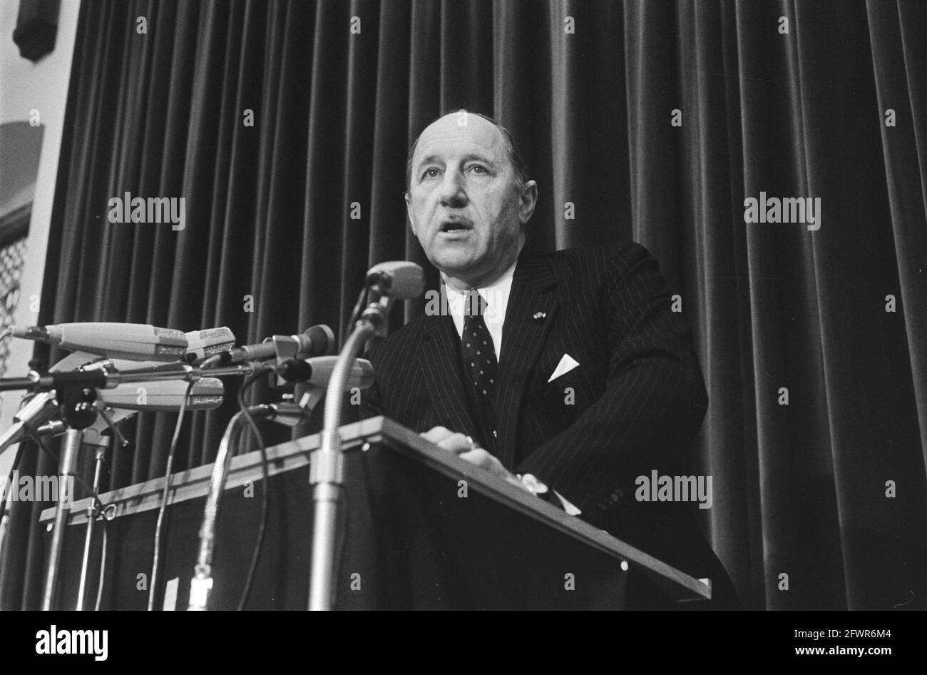 NATO-Parlamentssitzung in Ridderzaal, Den Haag, LUNs Speaking, 9. November 1970, Politik, Niederlande, 20. Jahrhundert Presseagentur Foto, Nachrichten zu erinnern, Dokumentarfilm, historische Fotografie 1945-1990, visuelle Geschichten, Menschliche Geschichte des zwanzigsten Jahrhunderts, Momente in der Zeit festzuhalten Stockfoto