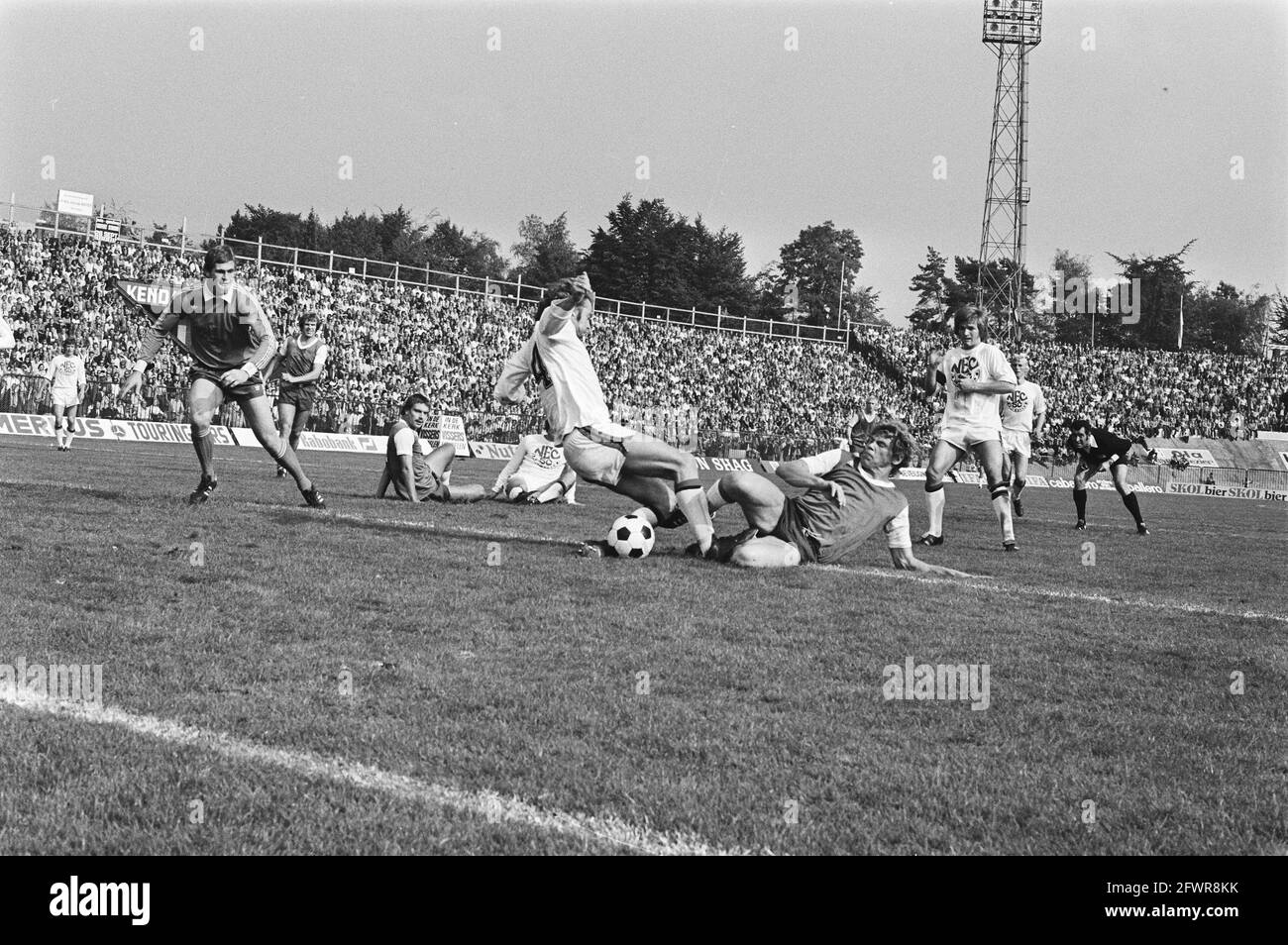 NEC gegen Feyenoord 1-3, von links nach rechts Van Deinsen, Gerritse N. Jansen und Peters beim Angriff, 19. September 1976, Sport, Fußball, Niederlande, Presseagentur des 20. Jahrhunderts, Foto, Nachrichten zum erinnern, Dokumentarfilm, historische Fotografie 1945-1990, visuelle Geschichten, Menschliche Geschichte des zwanzigsten Jahrhunderts, Momente in der Zeit festzuhalten Stockfoto