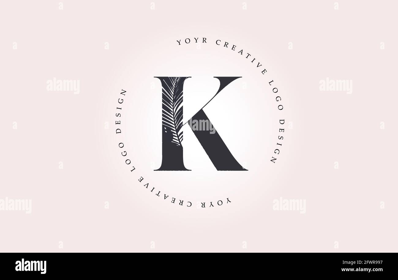 Exotischer Buchstabe K-Logo mit Palmenblatt-Muster-Textur-Design-Logo-Symbol. Kreativer Palmenbrief Logo mit modernen Leafs Bio natürliche Bio-Idee. Stock Vektor