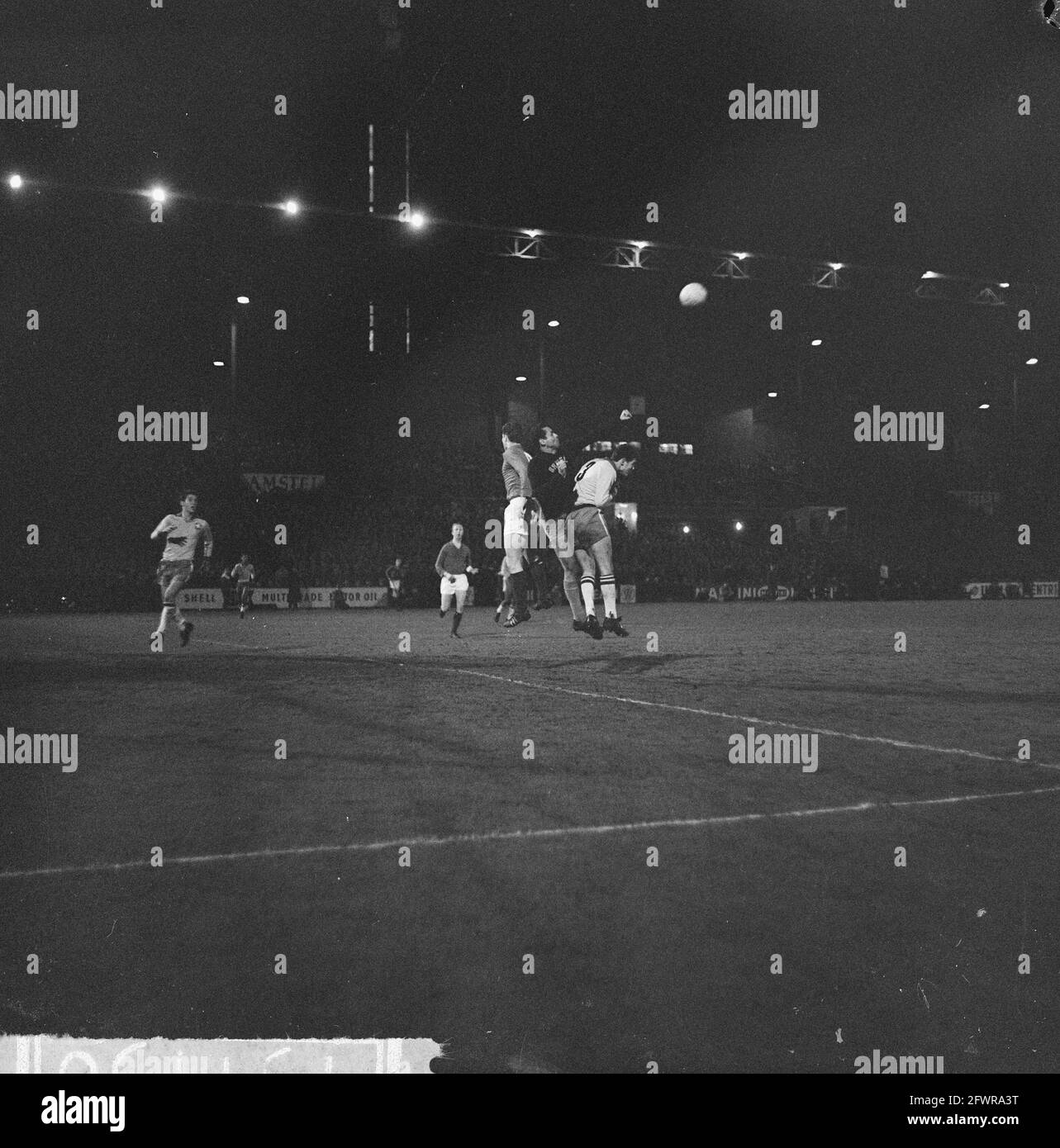 Niederlande / Brasilien 1-0. Spielzeit, 2. Mai 1963, Spielmomente, Sport, Fußball, Niederlande, Presseagentur des 20. Jahrhunderts, Foto, Nachrichten zum erinnern, Dokumentarfilm, historische Fotografie 1945-1990, visuelle Geschichten, Menschliche Geschichte des zwanzigsten Jahrhunderts, Momente in der Zeit festzuhalten Stockfoto