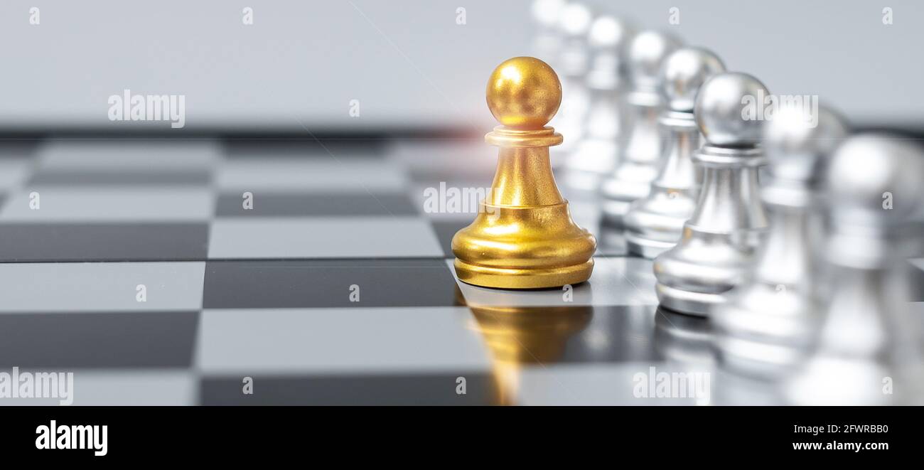 goldene Schachfiguren oder Anführer Geschäftsmann stehen aus Menschenmassen von Silbermännern. Führung, Geschäft, Team, Teamarbeit und Personalwesen verwalten Stockfoto